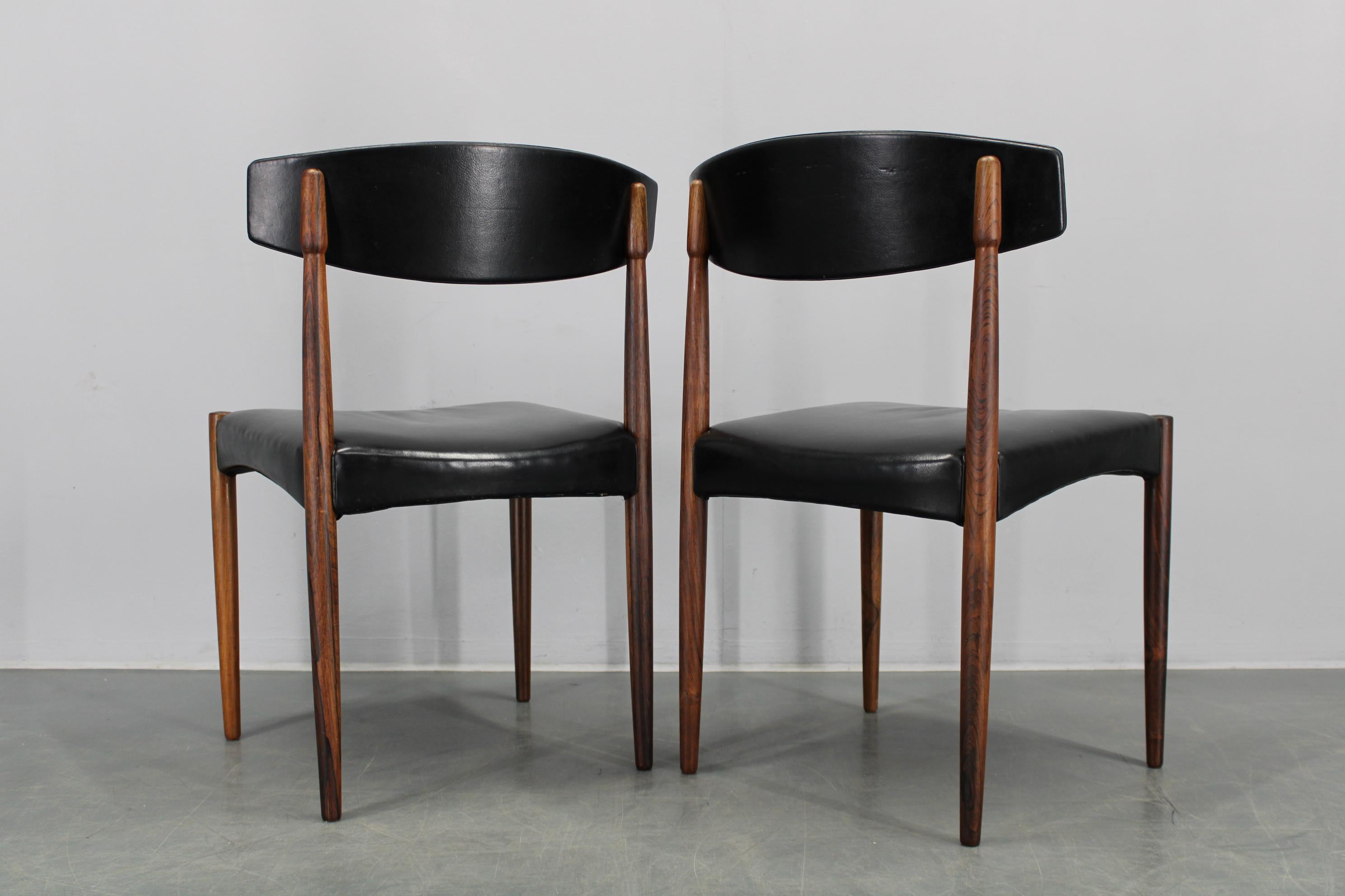 Set di sei sedie da pranzo in legno e similpelle nera degli anni '60, Danimarca in vendita 1