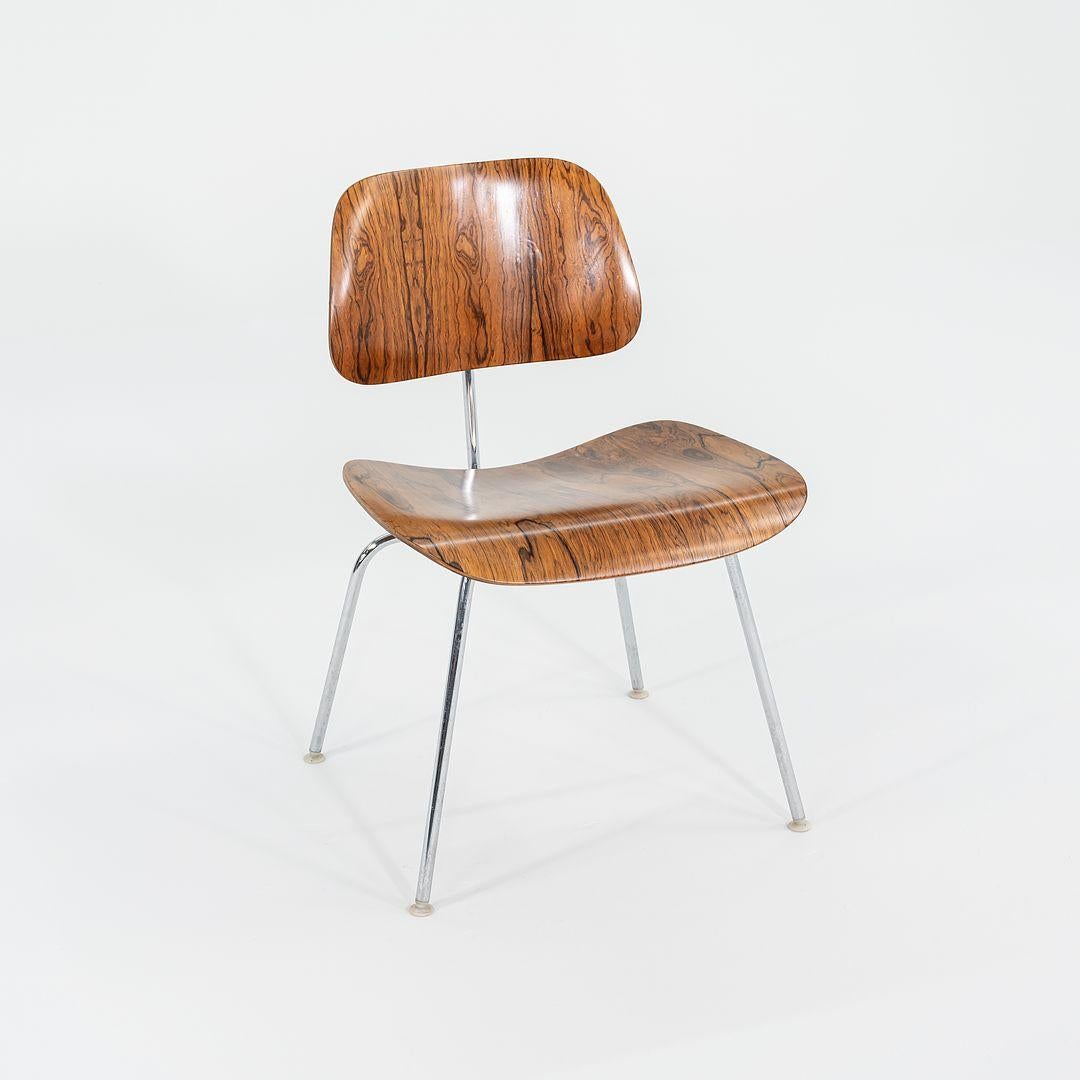 Es handelt sich um die Eames DCM Side Chairs, die ursprünglich 1946 von Charles und Ray Eames entworfen wurden. Diese Beispiele stammen aus den 1960er Jahren. Der angegebene Preis umfasst den Satz von zehn Stühlen wie abgebildet. Ihr Design zeichnet