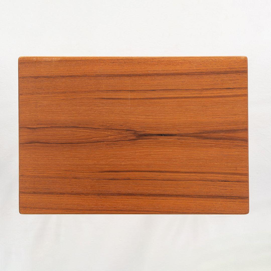 1960s Set of Three Danish Nesting Tables by Hans Wegner in Teak and Oak en vente 4