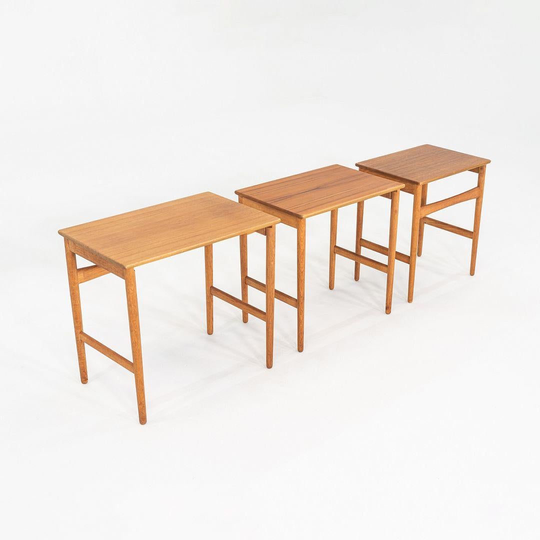 Moderne 1960s Set of Three Danish Nesting Tables by Hans Wegner in Teak and Oak en vente