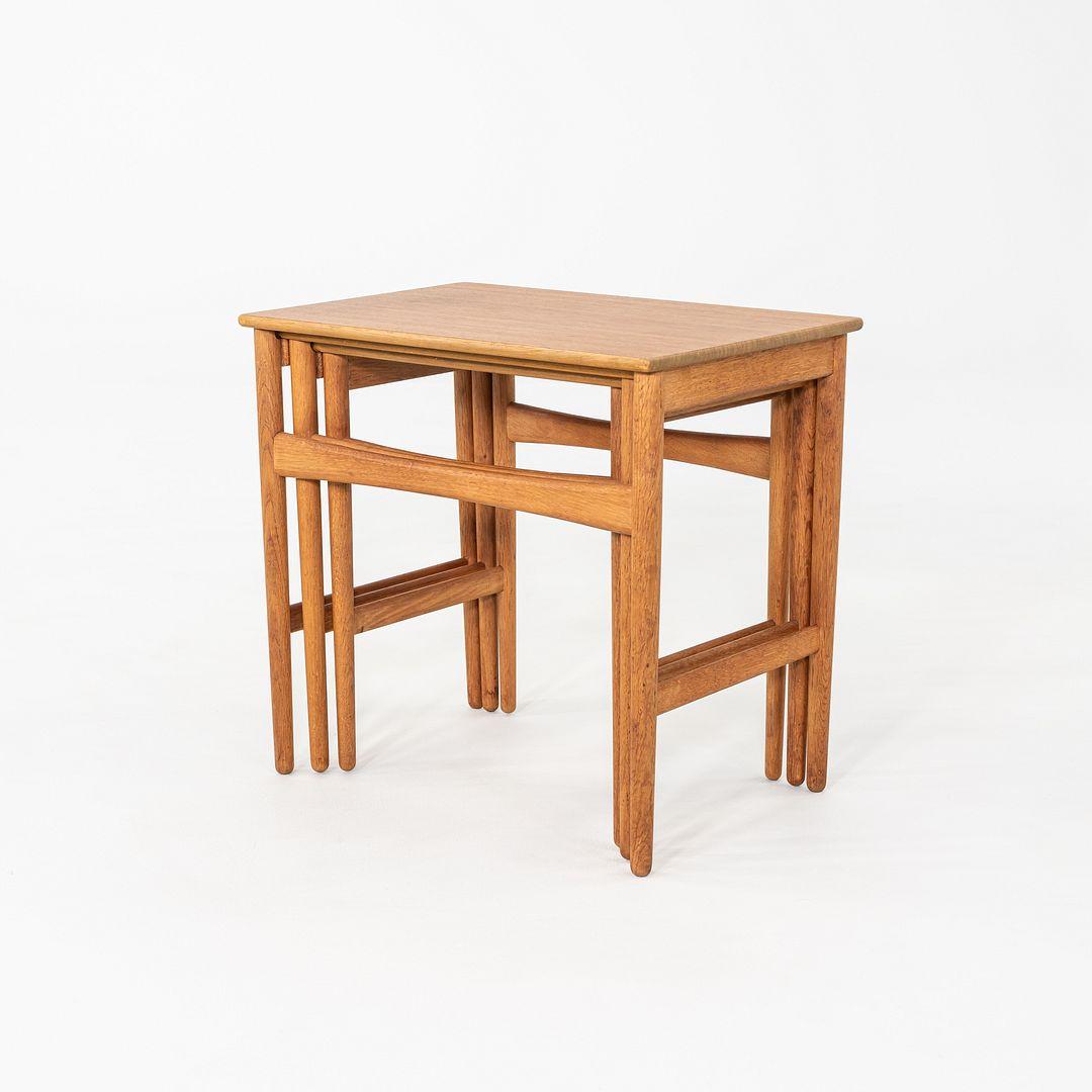 Danois 1960s Set of Three Danish Nesting Tables by Hans Wegner in Teak and Oak en vente