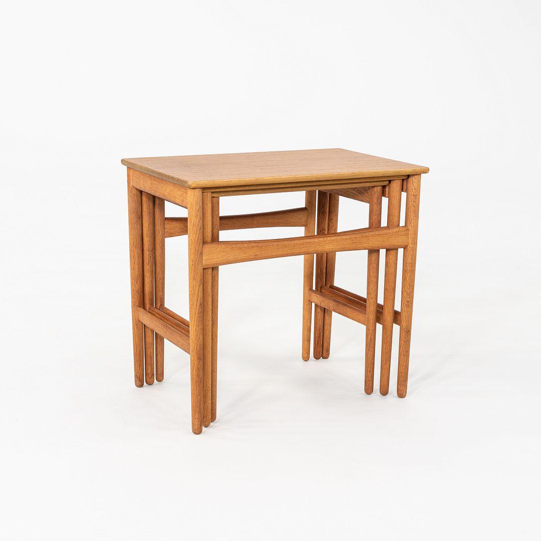 1960s Set of Three Danish Nesting Tables by Hans Wegner in Teak and Oak Bon état - En vente à Philadelphia, PA