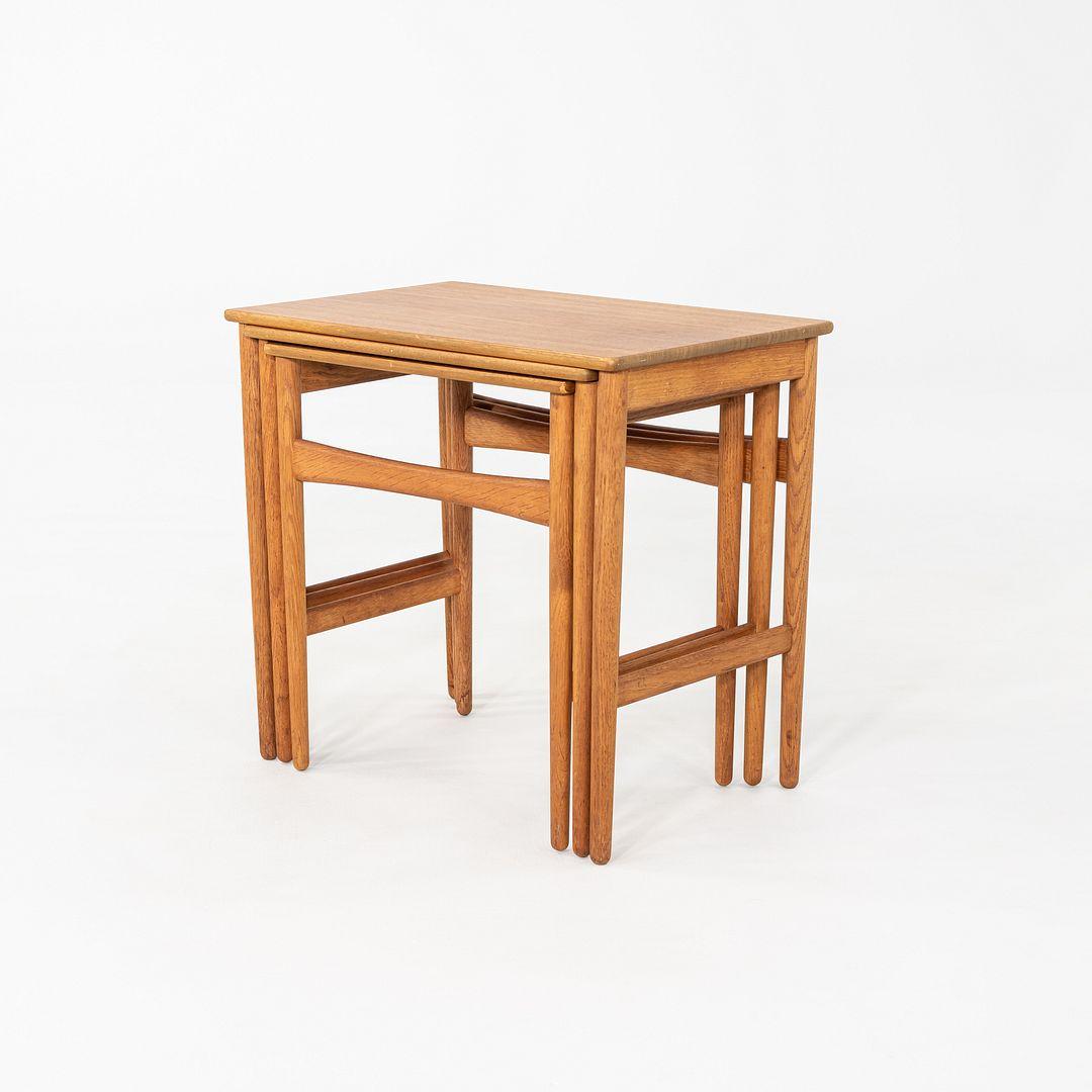 1960s Set of Three Danish Nesting Tables by Hans Wegner in Teak and Oak en vente 1