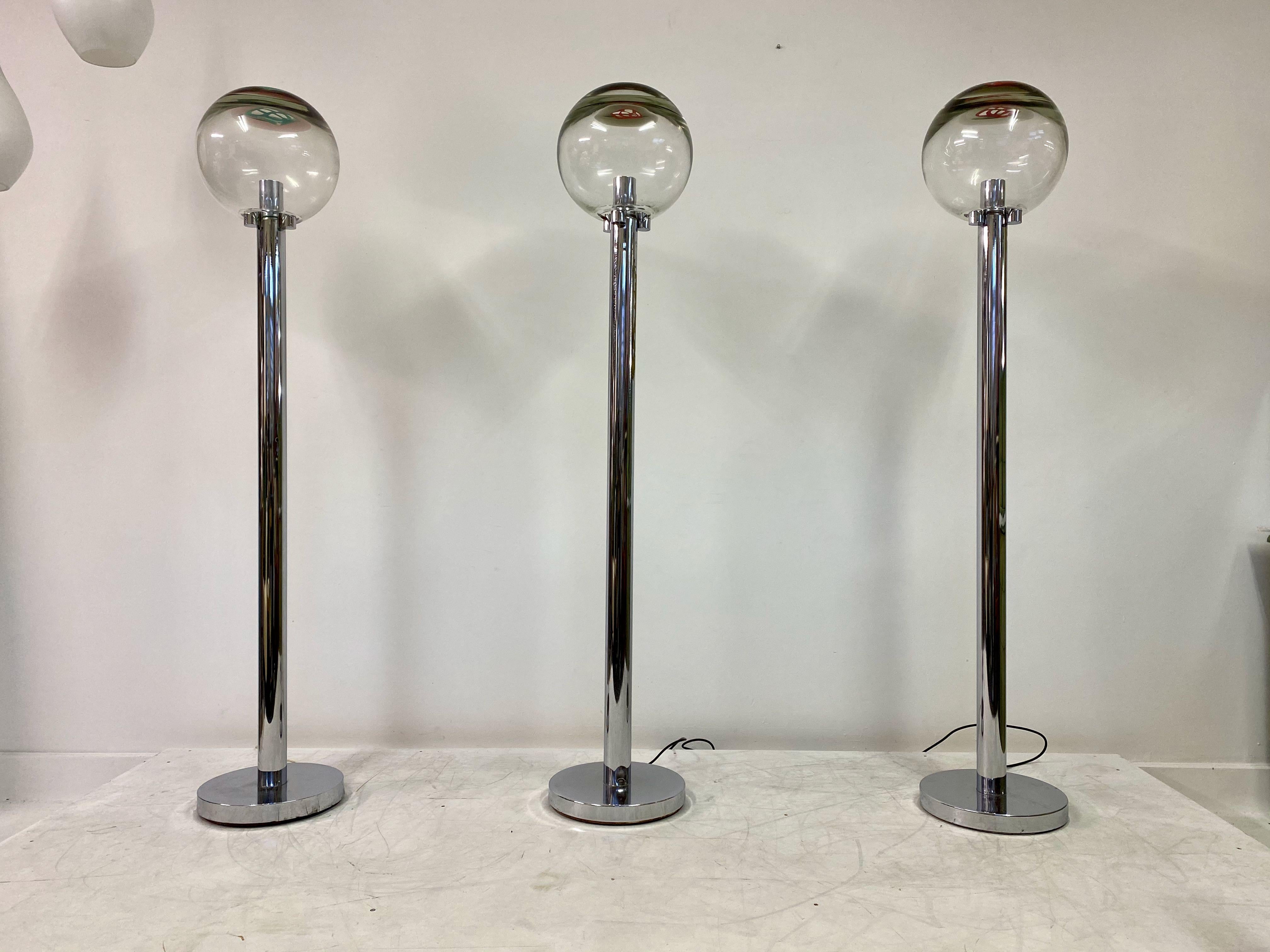 Paire de lampes standard (il s'agissait d'un ensemble de trois mais l'une d'entre elles a été vendue)

Grata par Ludovico Diaz de Santillana

Fabriqué par Venini, Murano

Abat-jour en verre Murrine

Tiges et base chromées

années 1970, Italie

Vendu