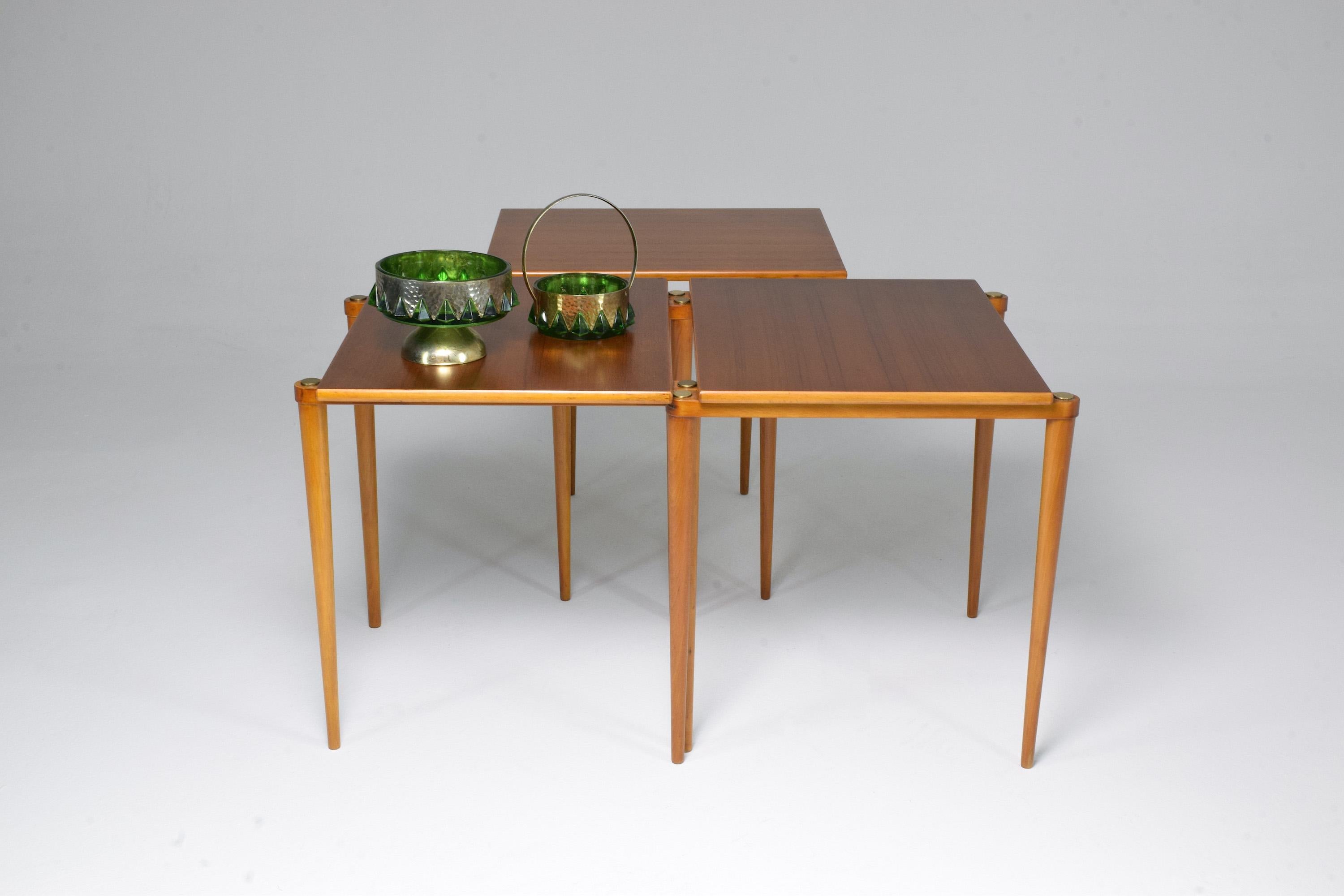 Ensemble de trois tables d'appoint italiennes de style mi-siècle moderne, années 1960 en vente 7