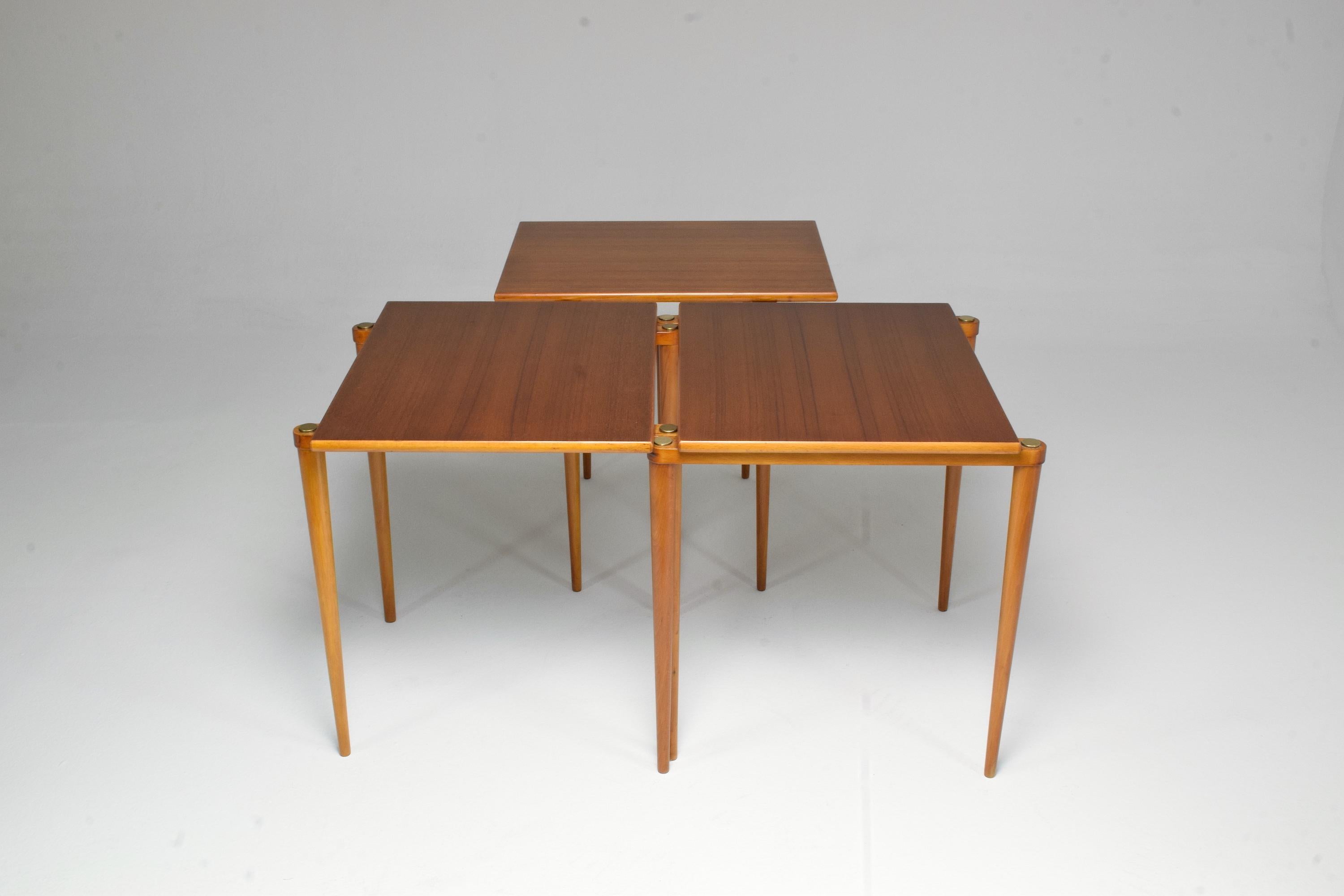 Ensemble de trois tables d'appoint italiennes de style mi-siècle moderne, années 1960 Bon état - En vente à Paris, FR