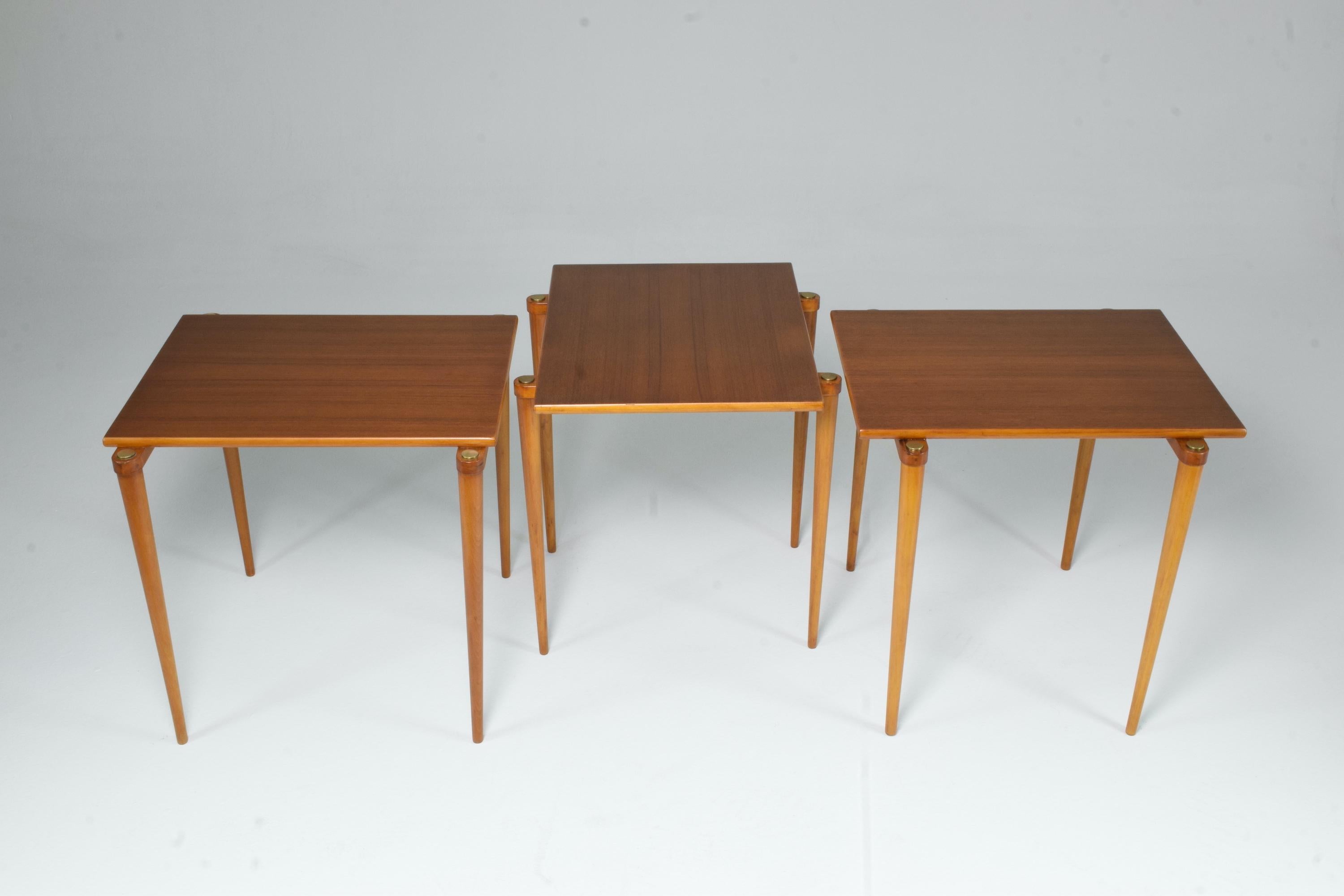 Laiton Ensemble de trois tables d'appoint italiennes de style mi-siècle moderne, années 1960 en vente