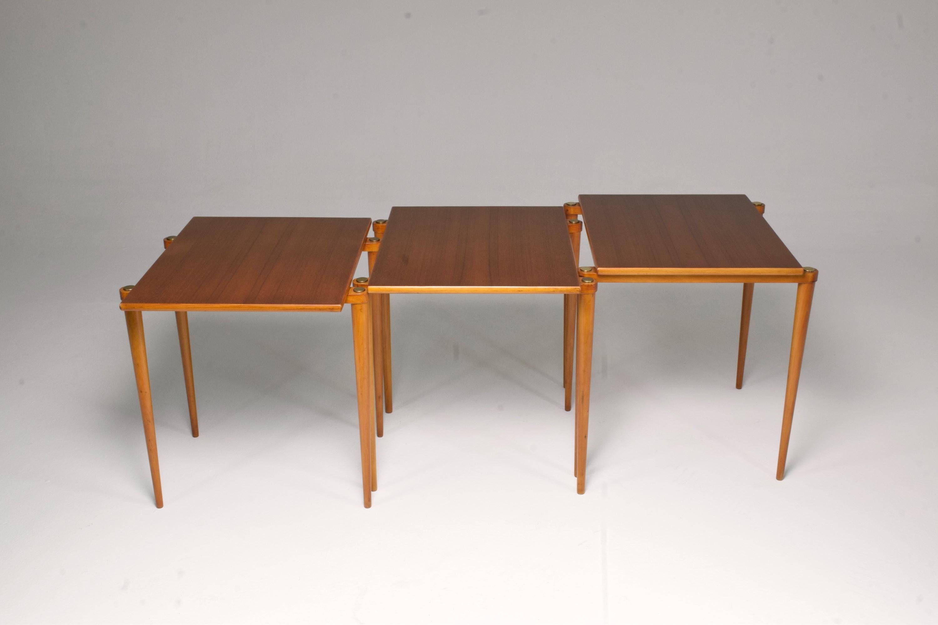 Ensemble de trois tables d'appoint italiennes de style mi-siècle moderne, années 1960 en vente 1