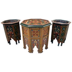 ensemble de trois tables d'appoint octogonales marocaines en bois peint des années 1960