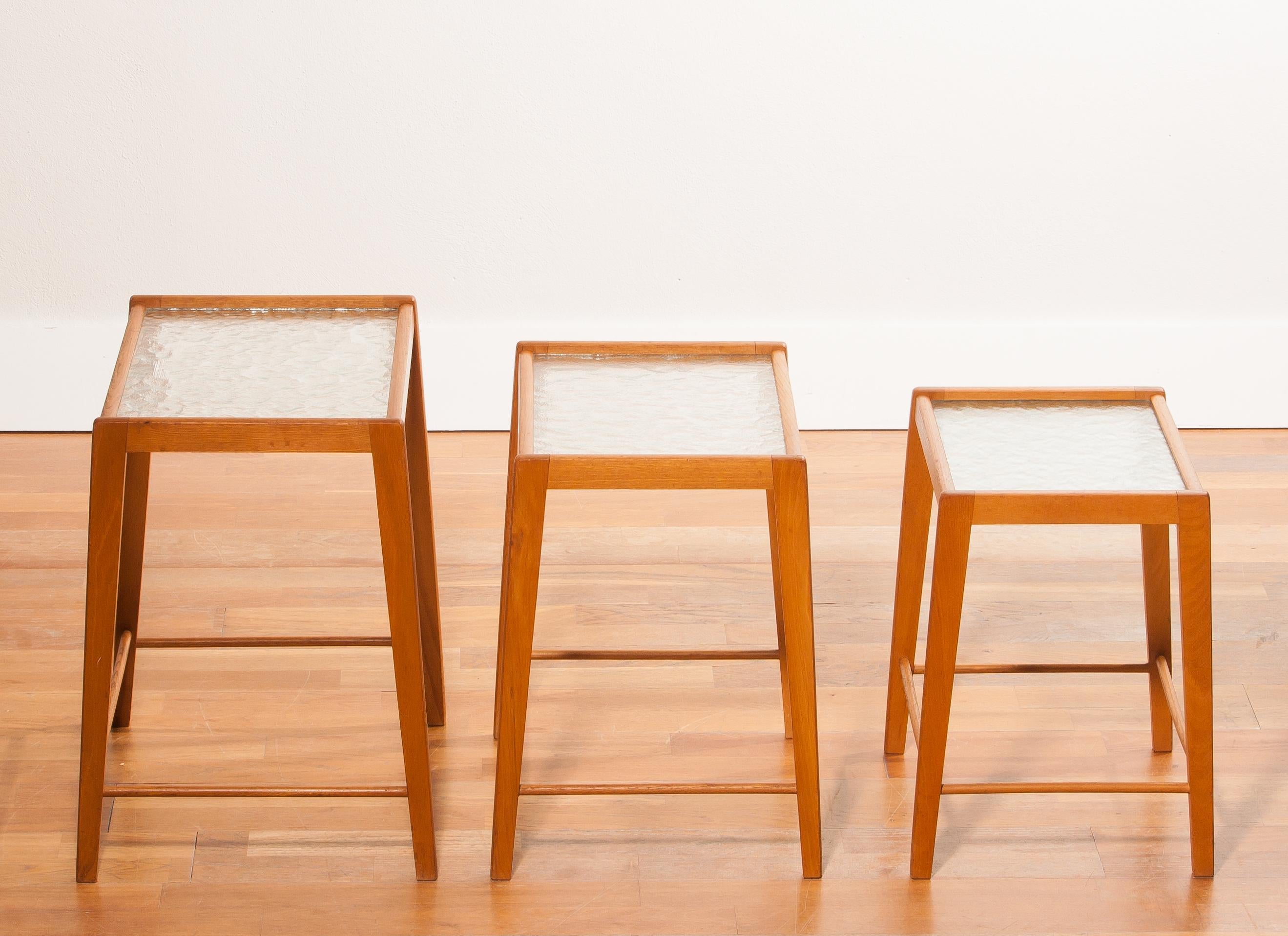 Verre Ensemble de trois tables gigognes en chêne et verre des années 1960, Suède en vente