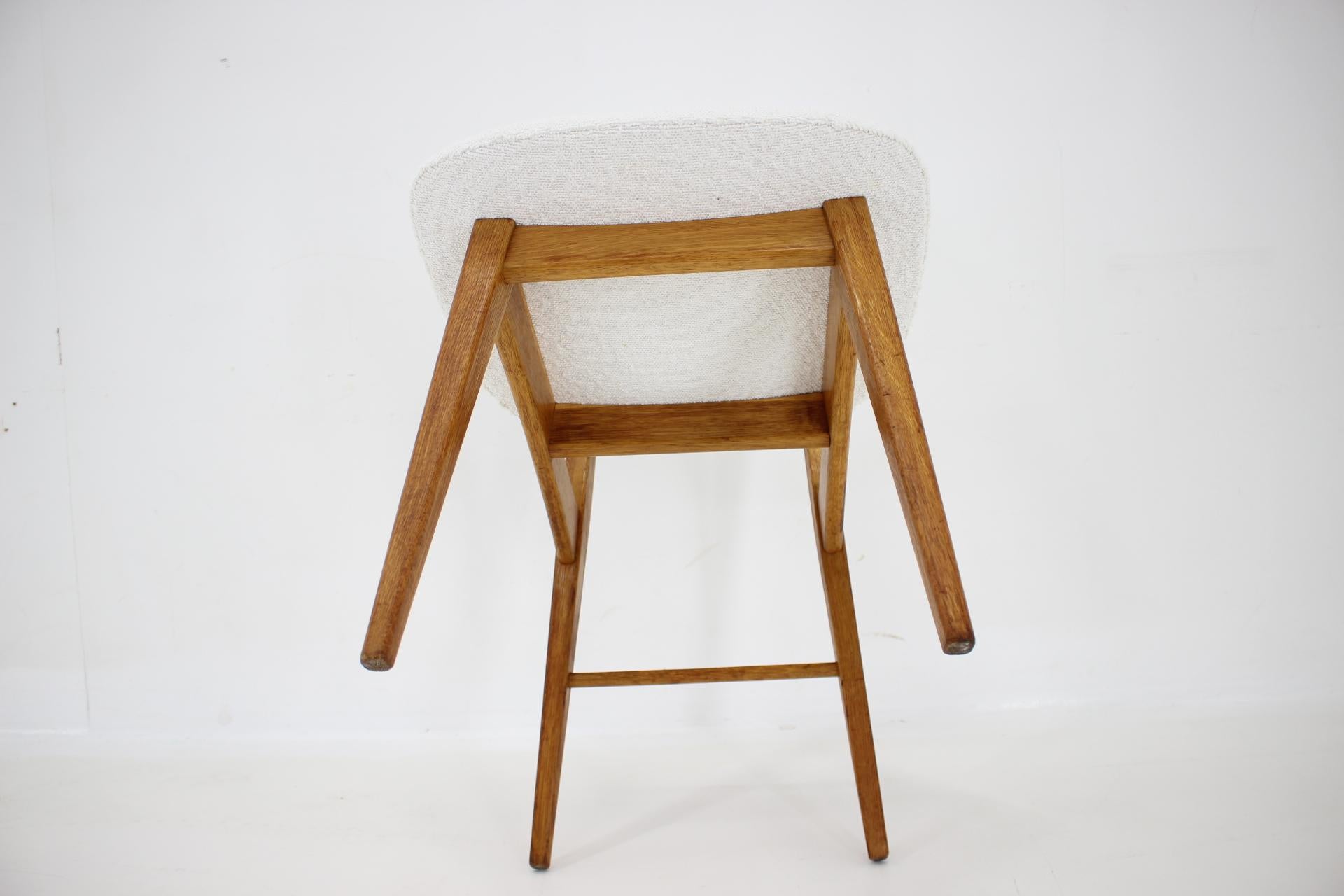 1960s Set of Three Oak Dining Chairs in Boucle, Czechoslovakia For Sale 10
