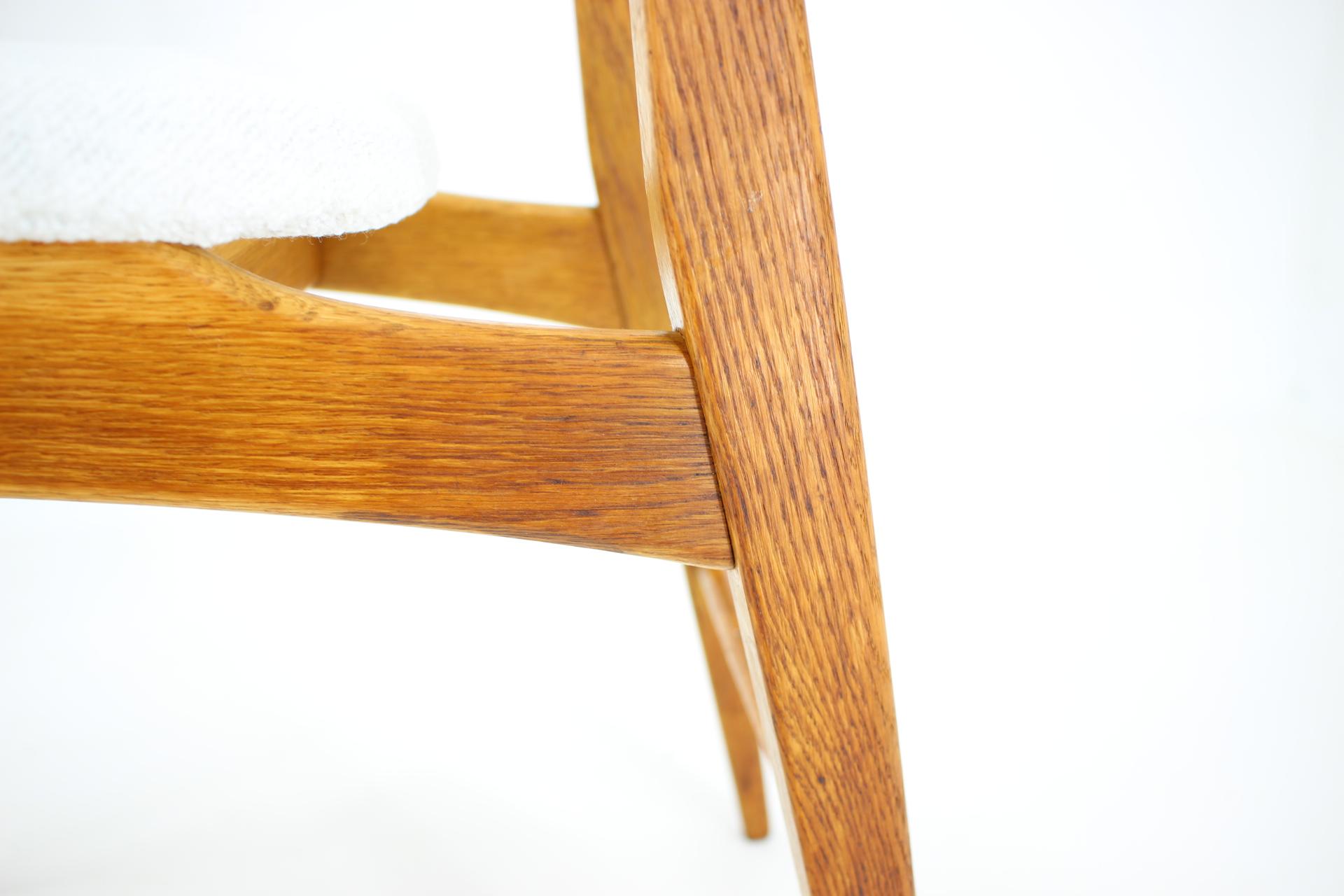 1960s Set of Three Oak Dining Chairs in Boucle, Czechoslovakia For Sale 11