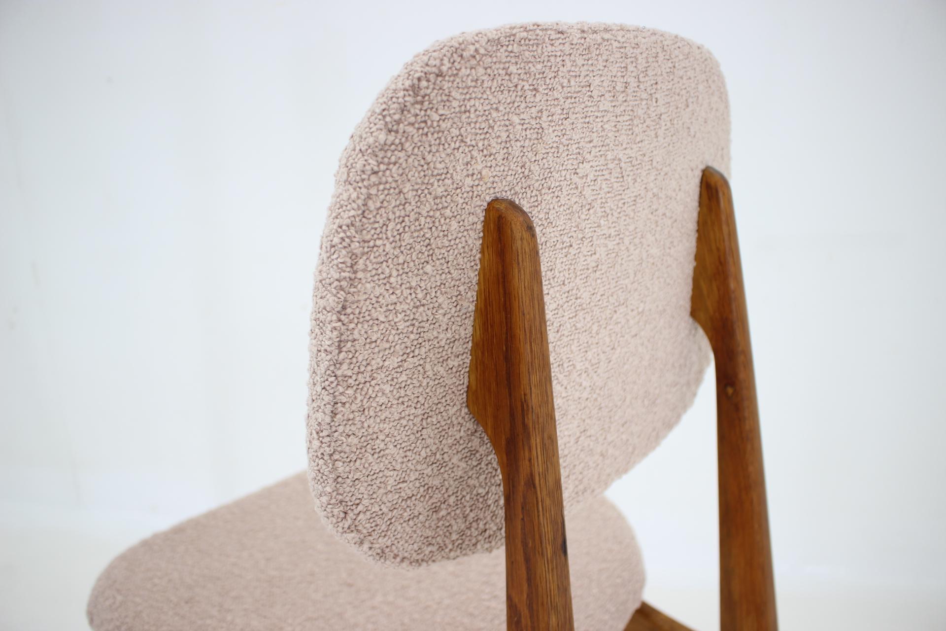 Set di tre sedie da pranzo in Oak degli anni '60 in Boucle, Cecoslovacchia in vendita 14