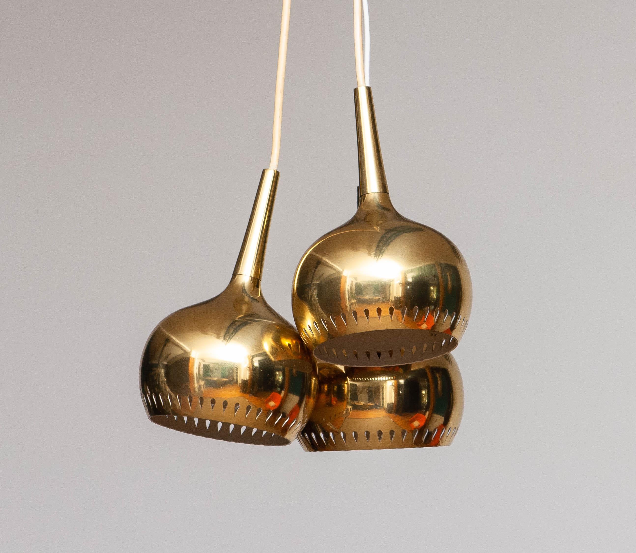 Un ensemble de trois élégantes lampes suspendues en laiton conçues par Hans-Agne Jakobsson pour AB Agnes, Suède, au cours des années 1960. Ces luminaires sculpturaux présentent la forme organique caractéristique de Jakobsson, avec des abat-jours