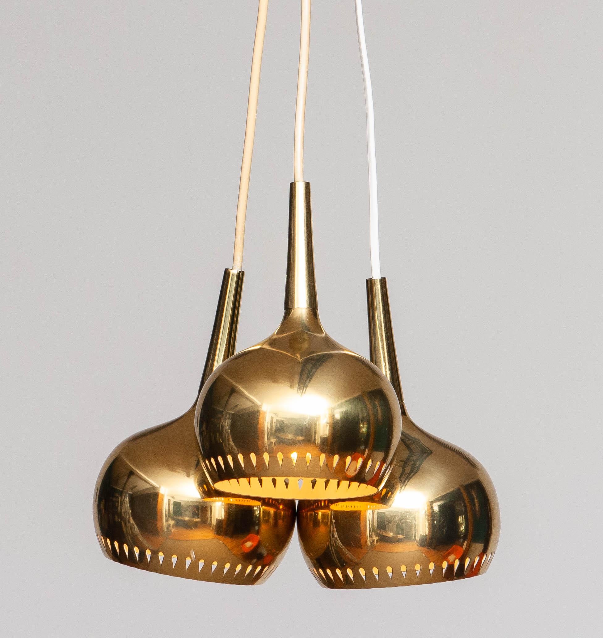 Laiton 1960, Ensemble de trois lampes suspendues par Hans-Agne Jakobsson, Suède en vente