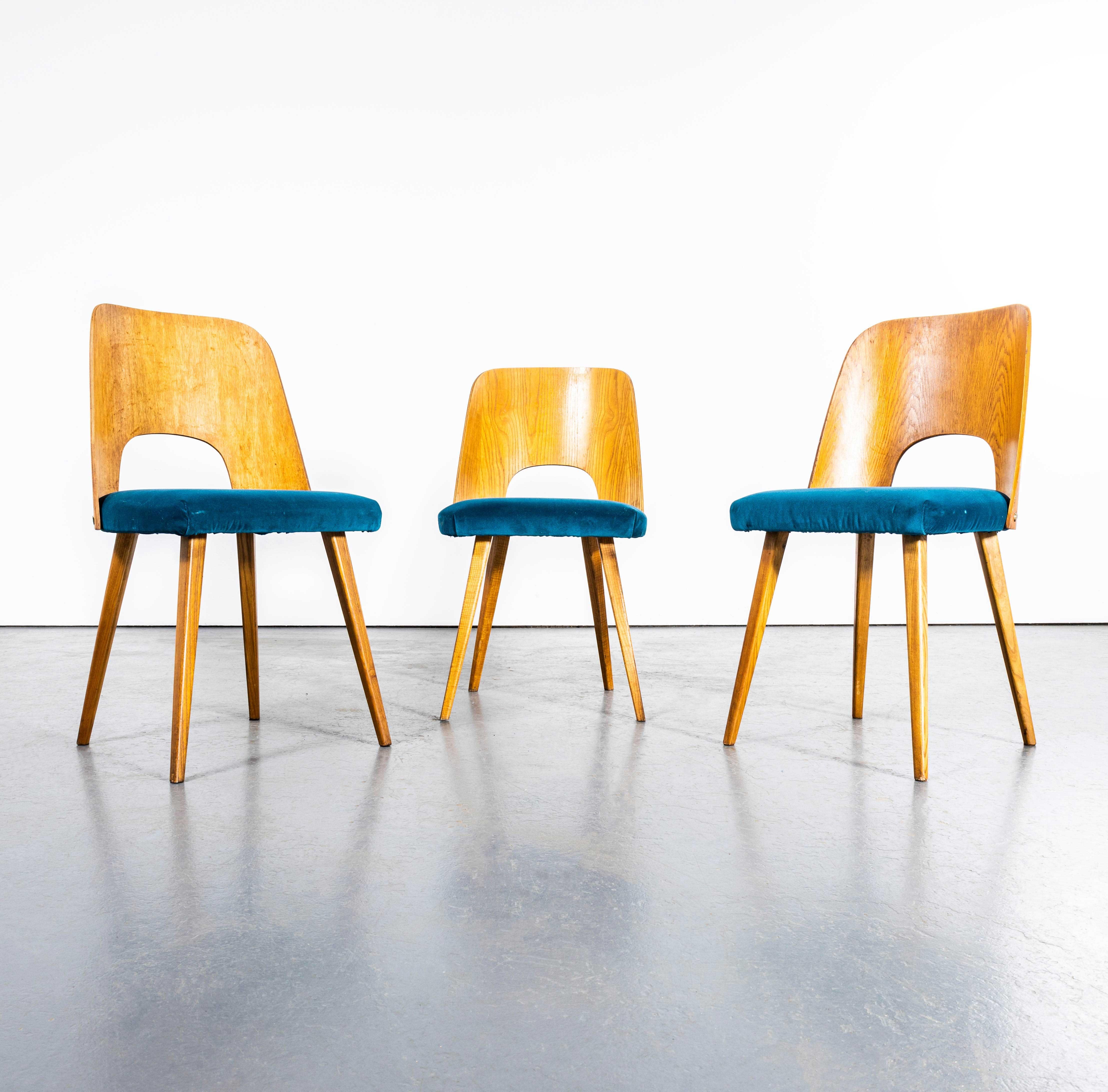 Set di tre sedie da pranzo imbottite degli anni '60 - Oswald Haerdtl. 

Queste sedie sono state prodotte dalla famosa azienda ceca Ton, ancora oggi attiva nella produzione di bellissimi mobili, che è un'emanazione di Thonet. Questo modello è stato