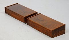 Set di due comodini galleggianti danesi degli anni '60 completamente restaurati in legno di palissandro