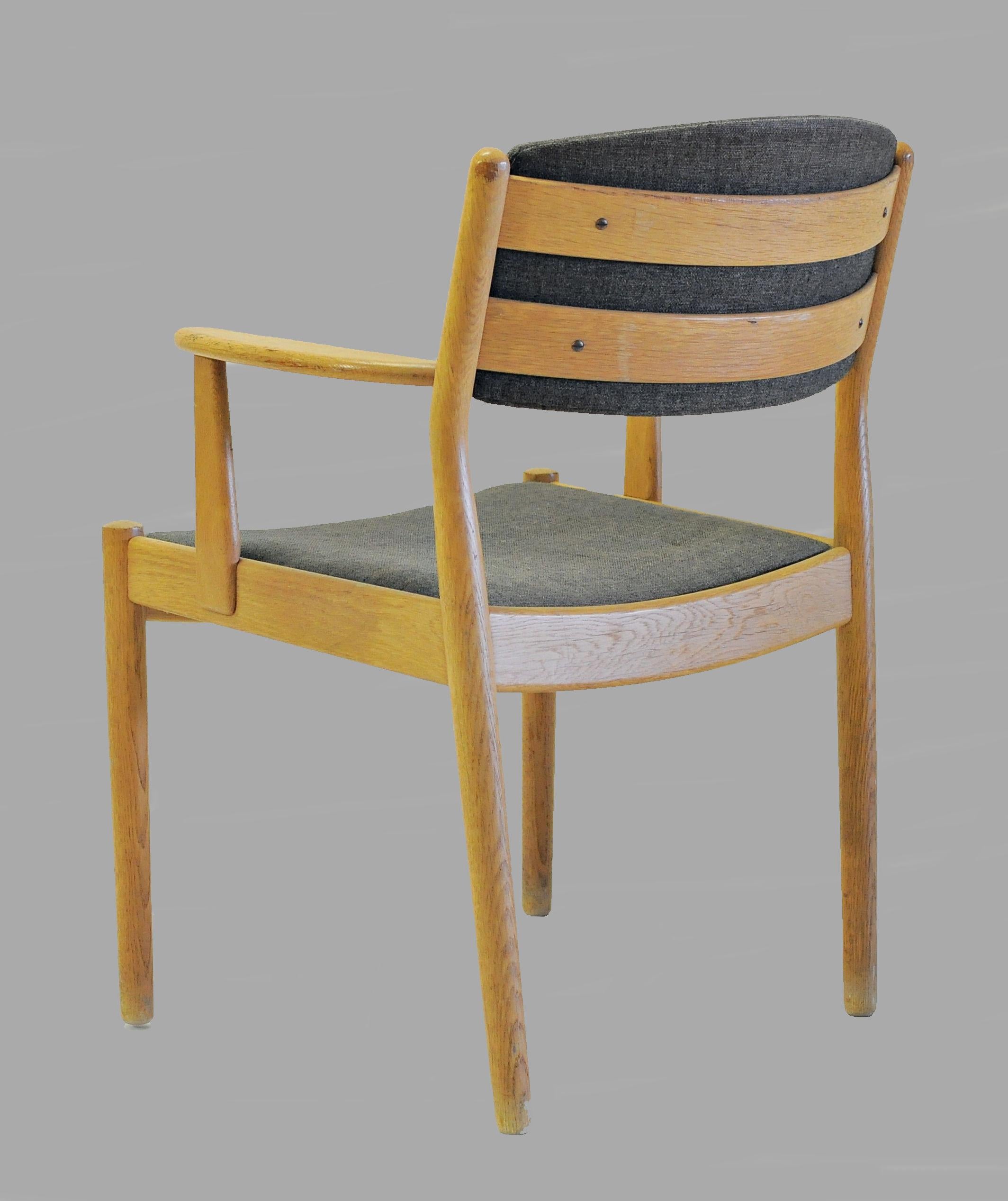 Satz von zwei dänischen, lackierten Poul Volther-Sesseln aus Eiche, Inc. Neupolsterung (Skandinavische Moderne) im Angebot