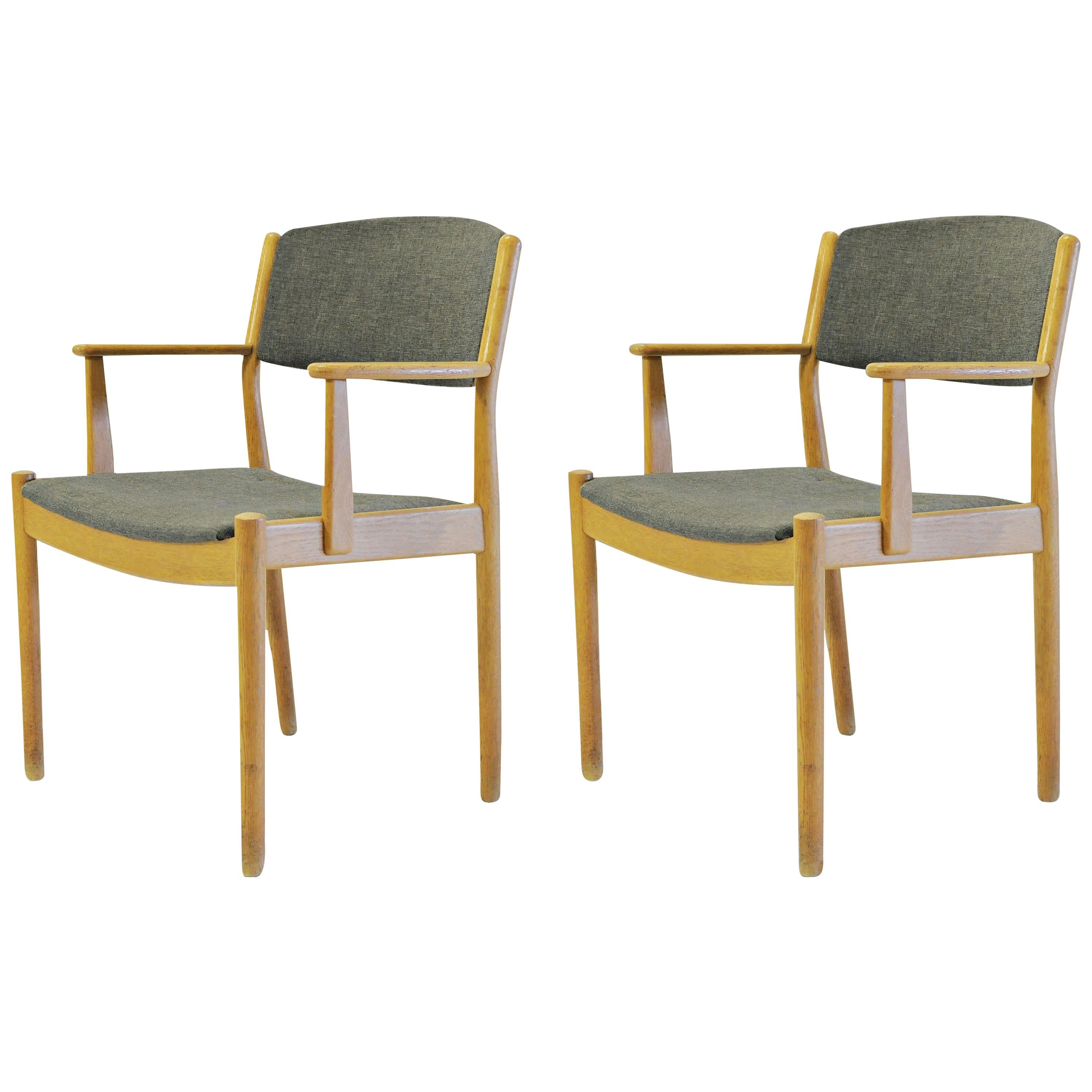 Ensemble de deux fauteuils danois Poul Volther restaurés en chêne, retapissés