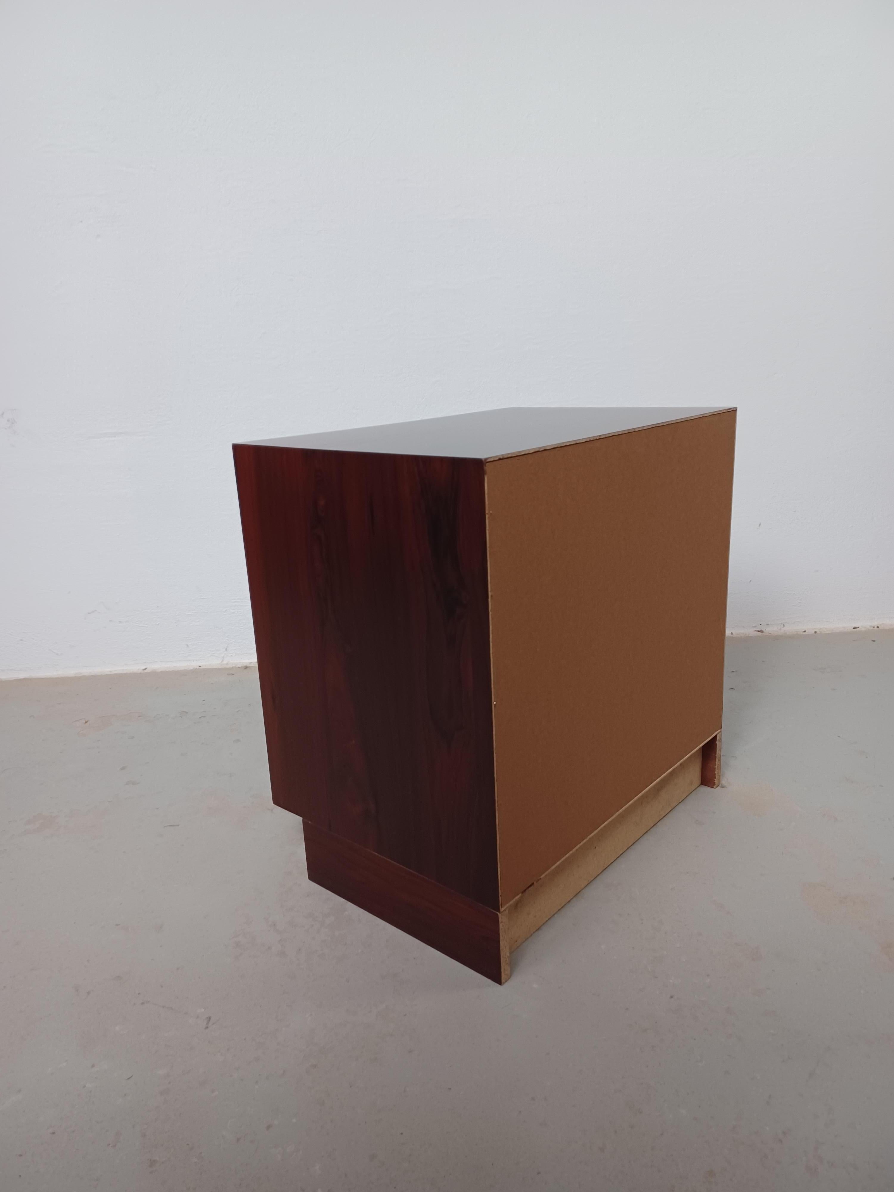 1960s Set of Two Danish Rosewood Nightstands or Chests of Drawers (Ensemble de deux tables de nuit ou commodes en palissandre danois) en vente 4