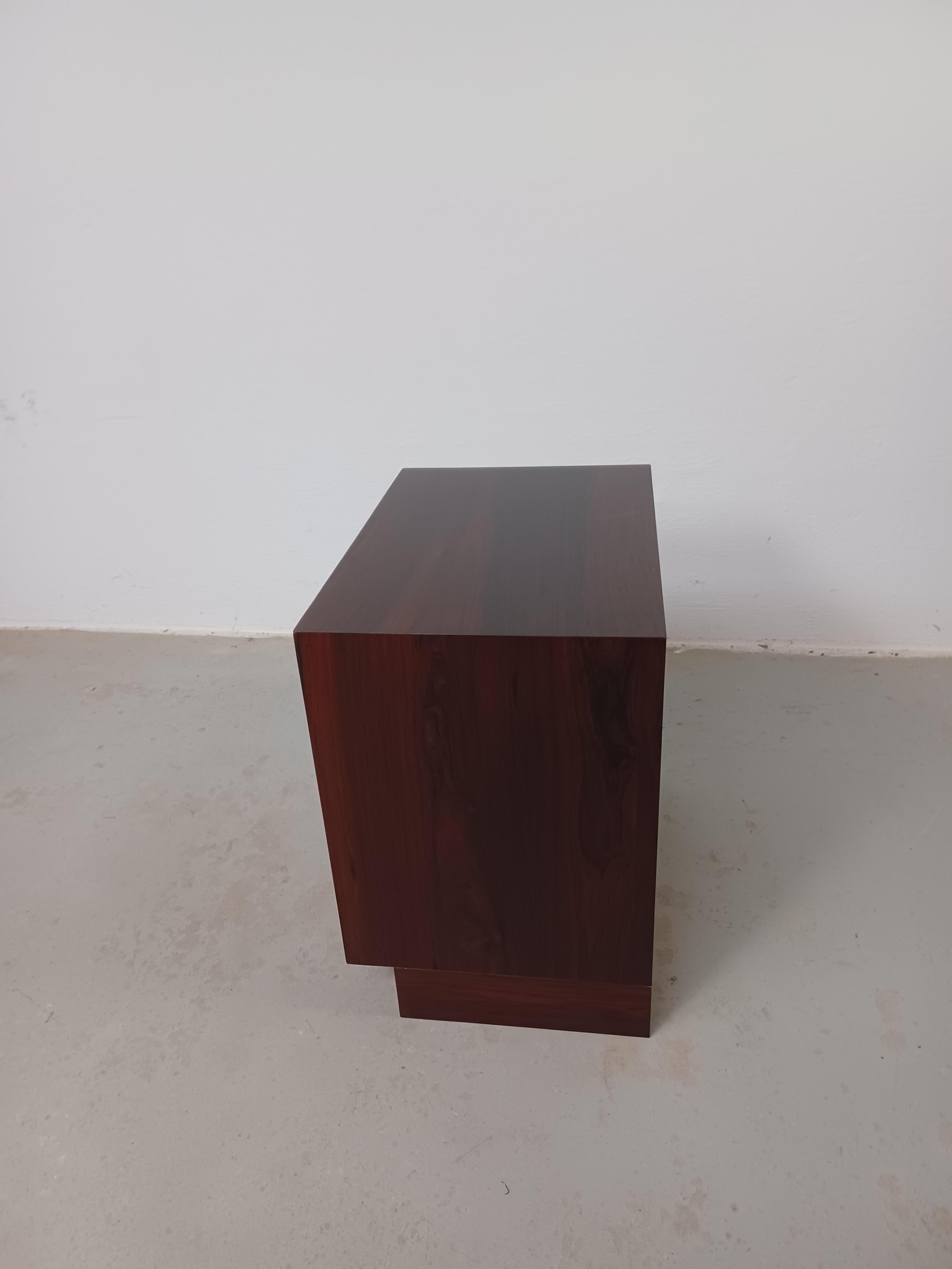 1960s Set of Two Danish Rosewood Nightstands or Chests of Drawers (Ensemble de deux tables de nuit ou commodes en palissandre danois) en vente 5