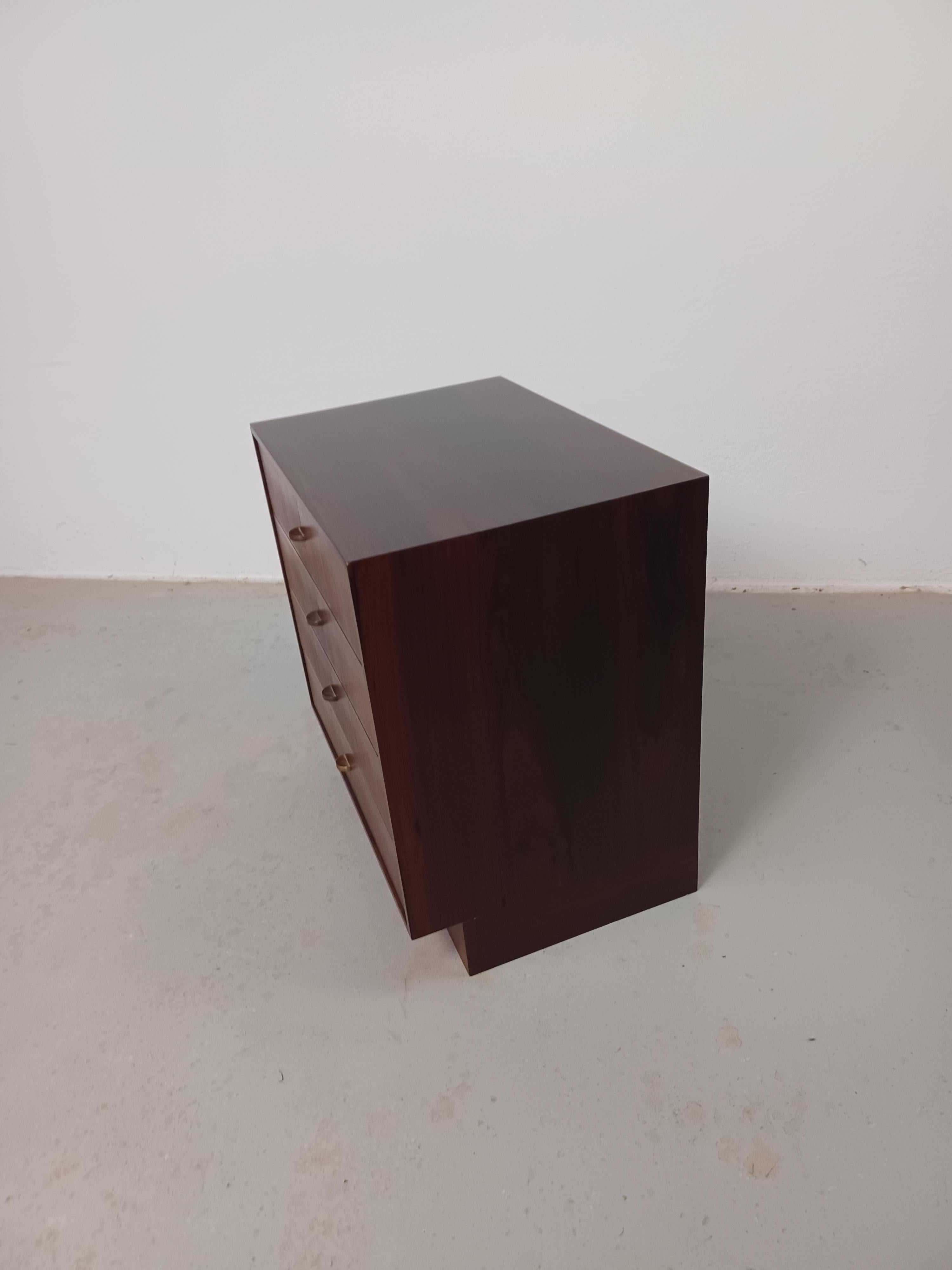 1960s Set of Two Danish Rosewood Nightstands or Chests of Drawers (Ensemble de deux tables de nuit ou commodes en palissandre danois) en vente 6