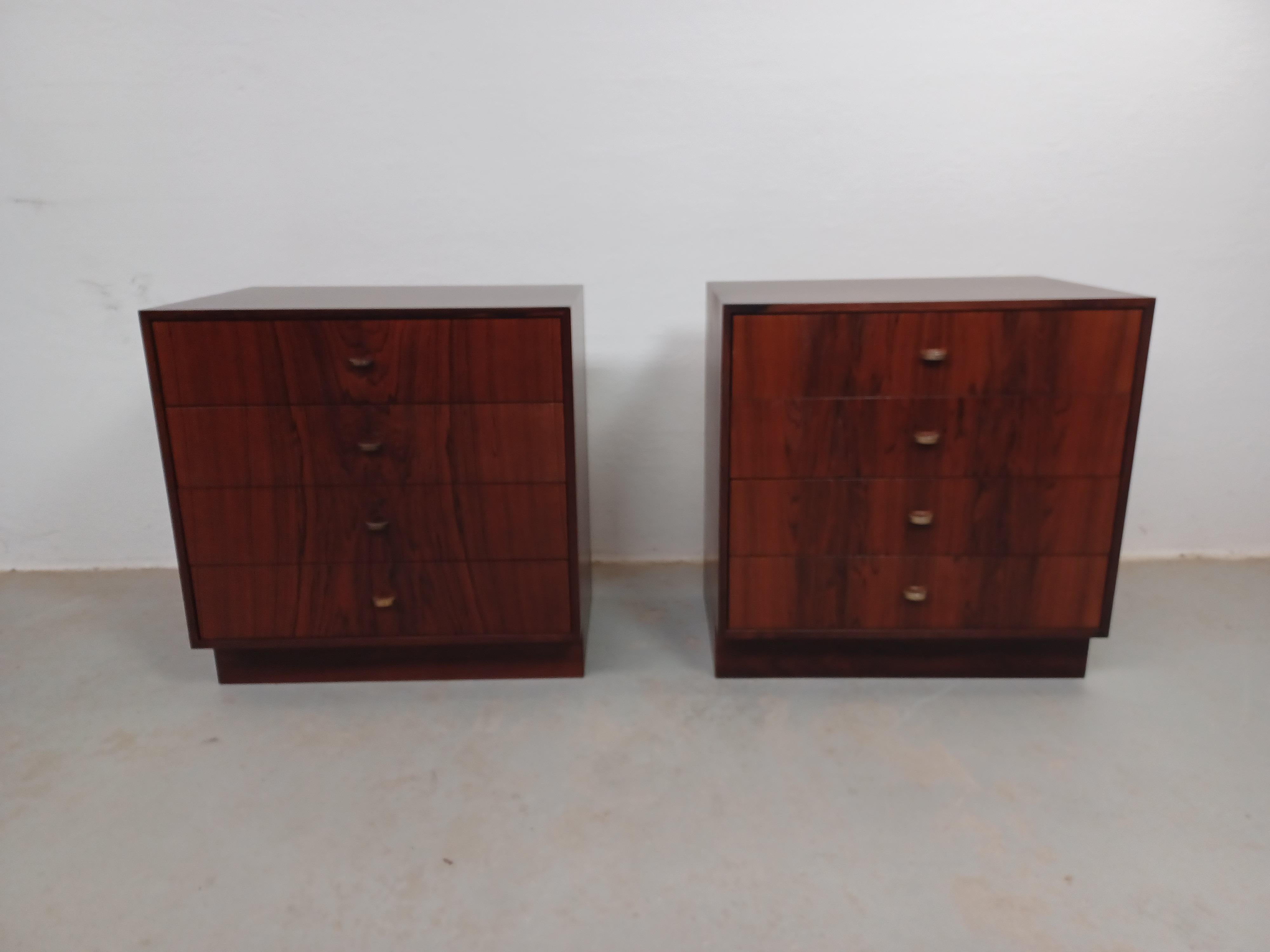 Scandinave moderne 1960s Set of Two Danish Rosewood Nightstands or Chests of Drawers (Ensemble de deux tables de nuit ou commodes en palissandre danois) en vente