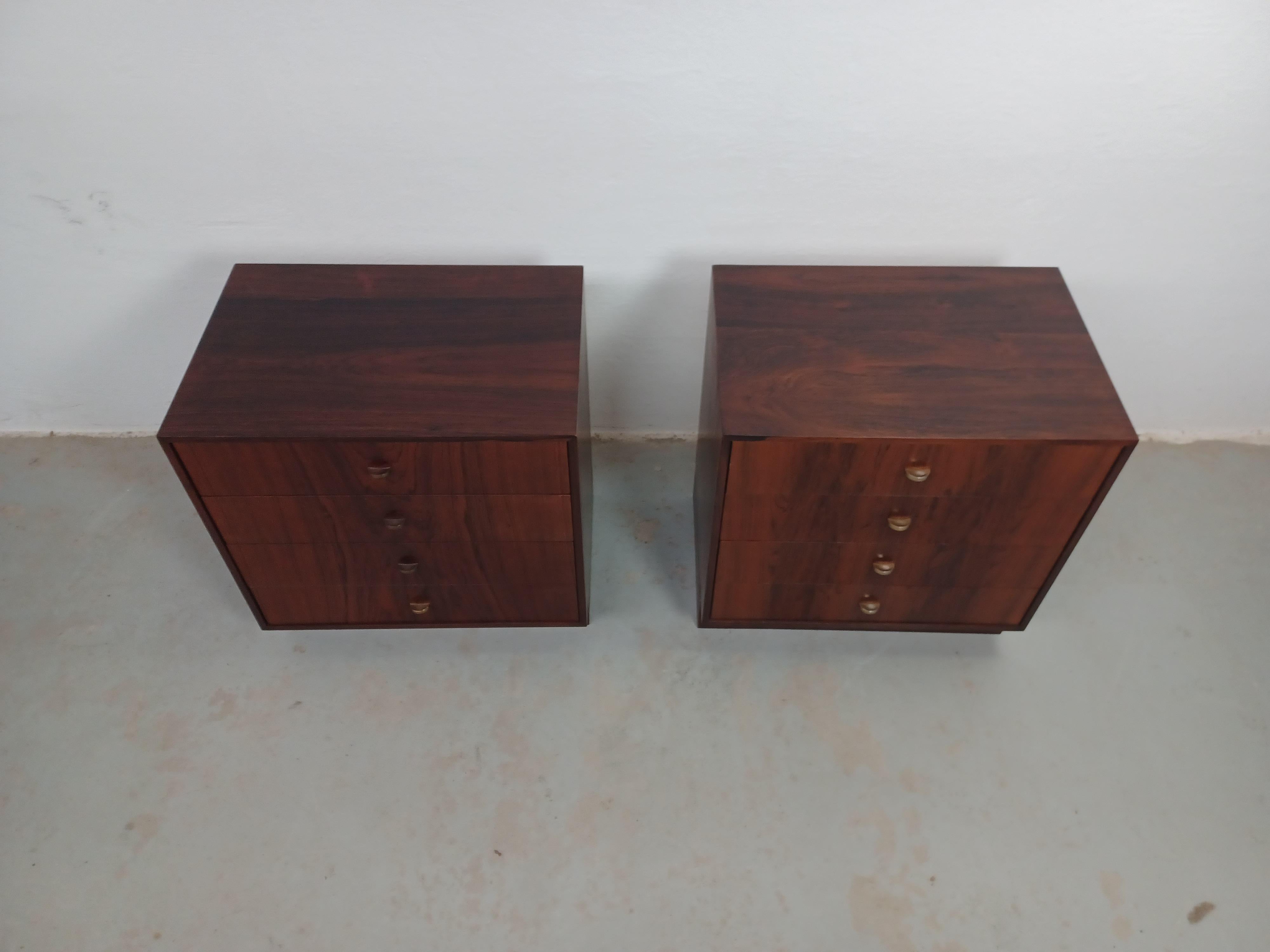 Danois 1960s Set of Two Danish Rosewood Nightstands or Chests of Drawers (Ensemble de deux tables de nuit ou commodes en palissandre danois) en vente