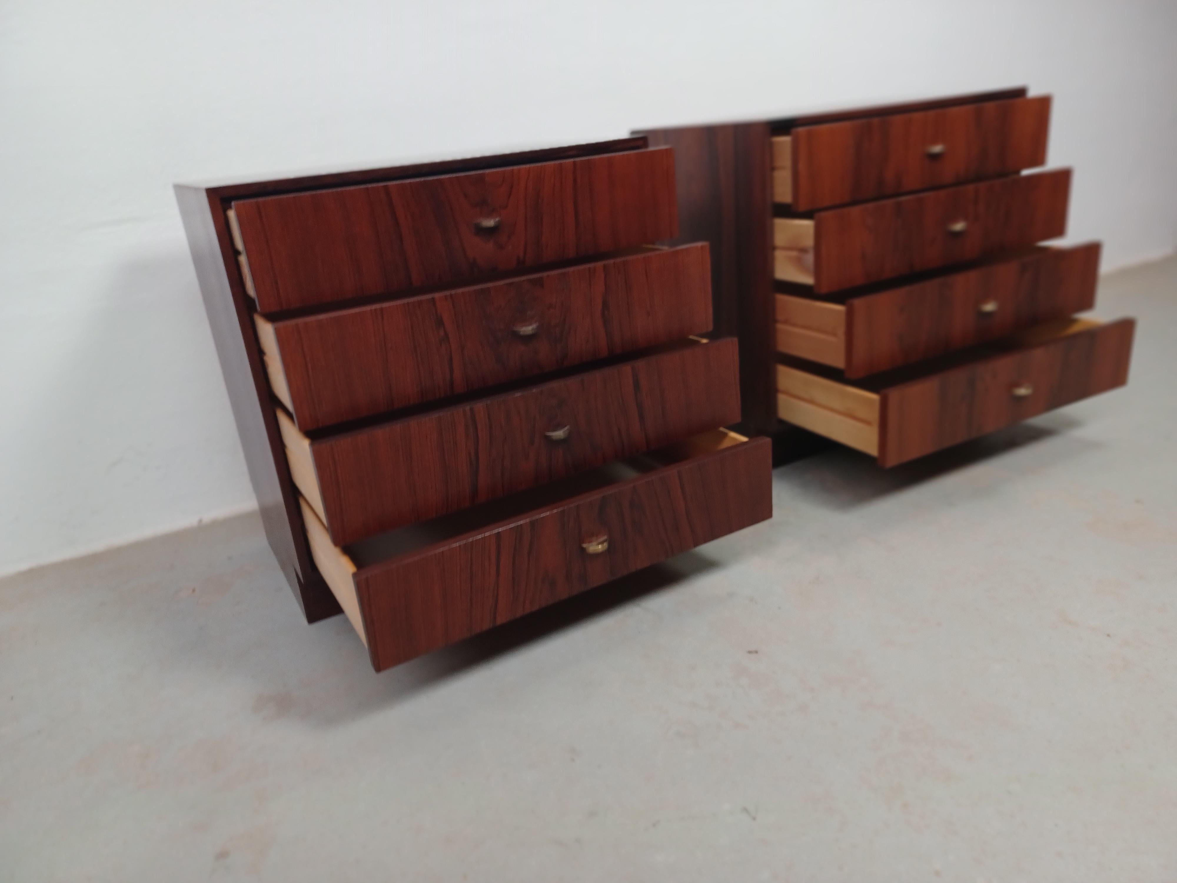 1960s Set of Two Danish Rosewood Nightstands or Chests of Drawers (Ensemble de deux tables de nuit ou commodes en palissandre danois) Bon état - En vente à Knebel, DK