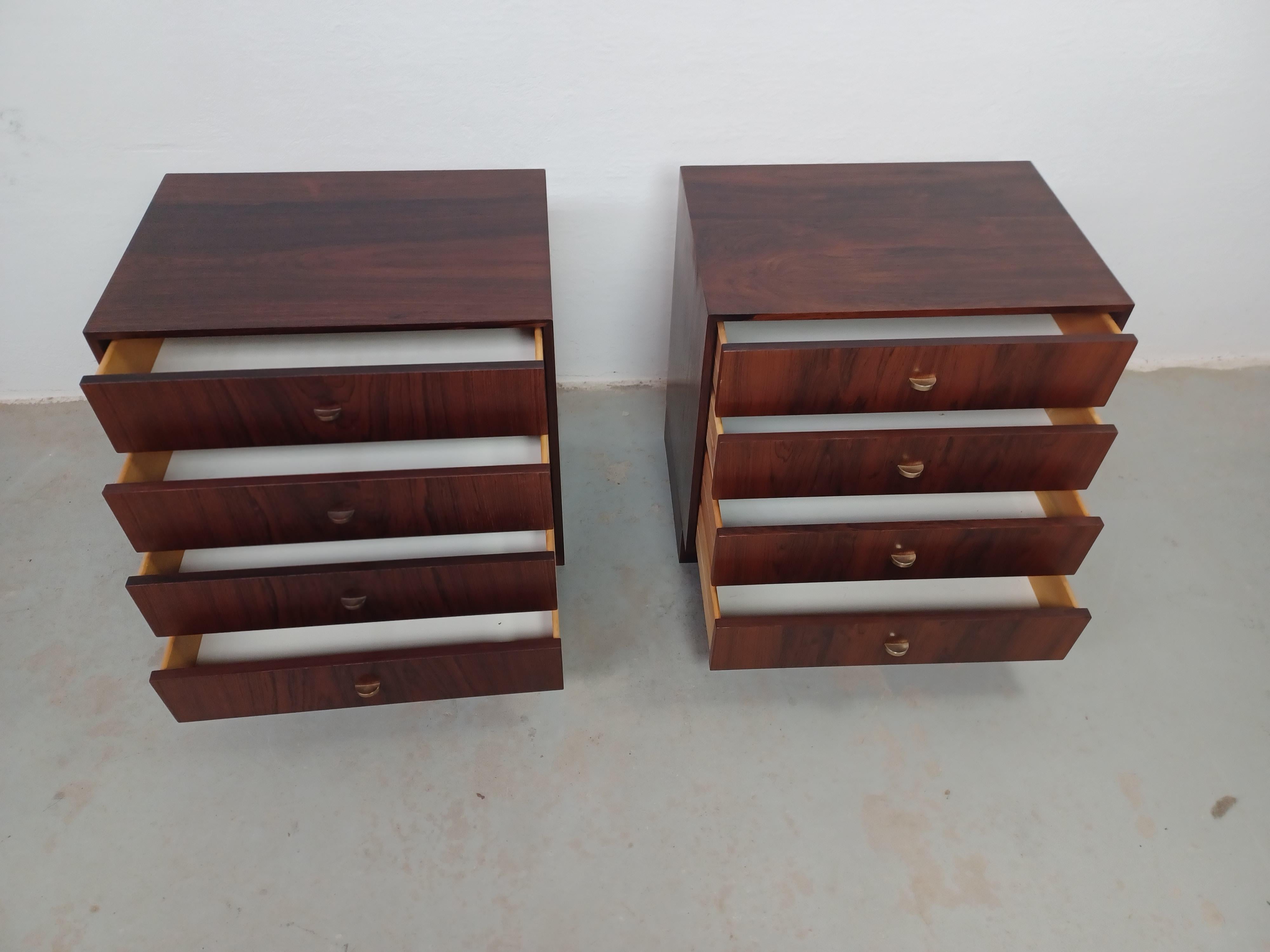 Milieu du XXe siècle 1960s Set of Two Danish Rosewood Nightstands or Chests of Drawers (Ensemble de deux tables de nuit ou commodes en palissandre danois) en vente