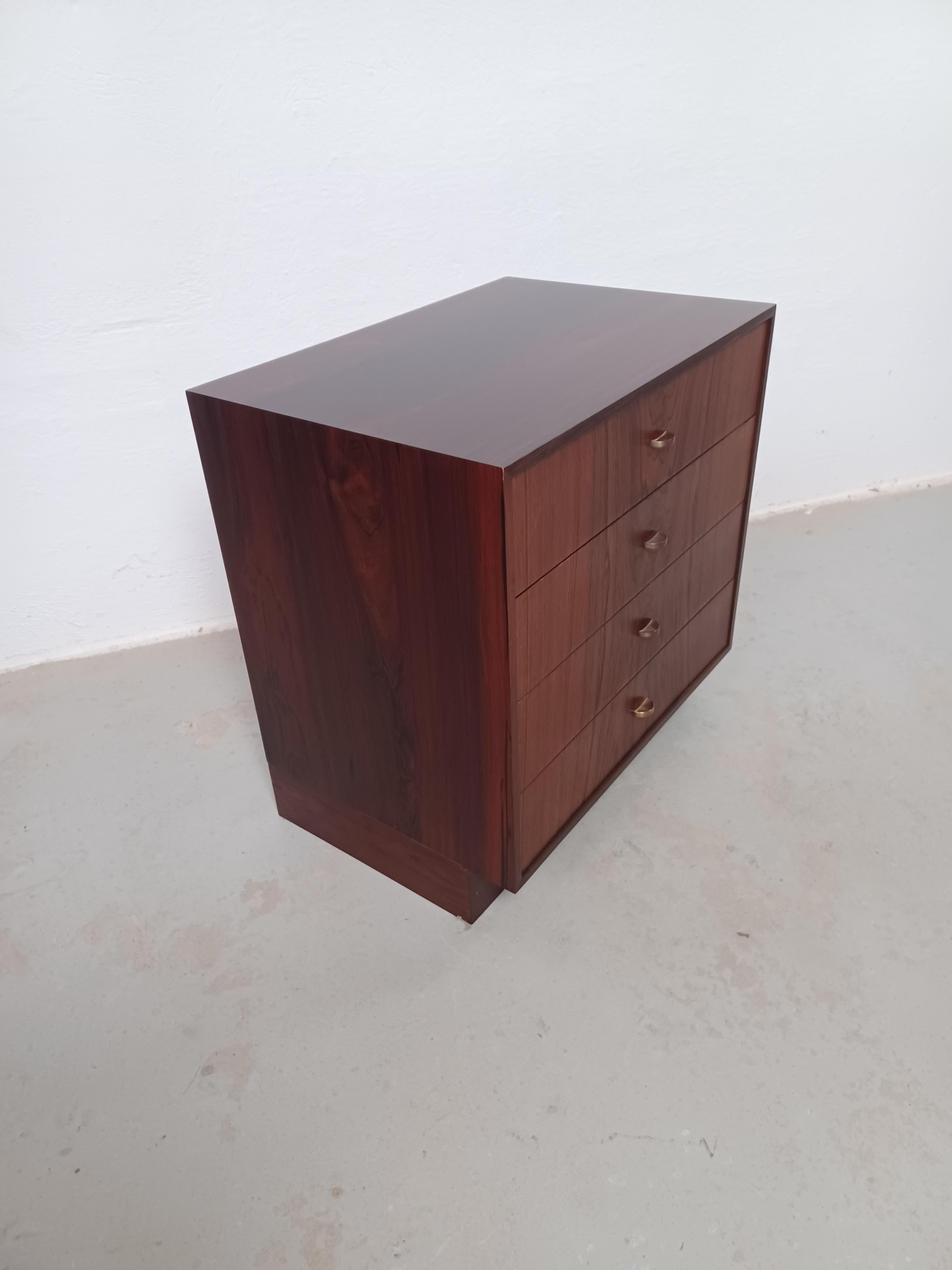 Bois de rose 1960s Set of Two Danish Rosewood Nightstands or Chests of Drawers (Ensemble de deux tables de nuit ou commodes en palissandre danois) en vente