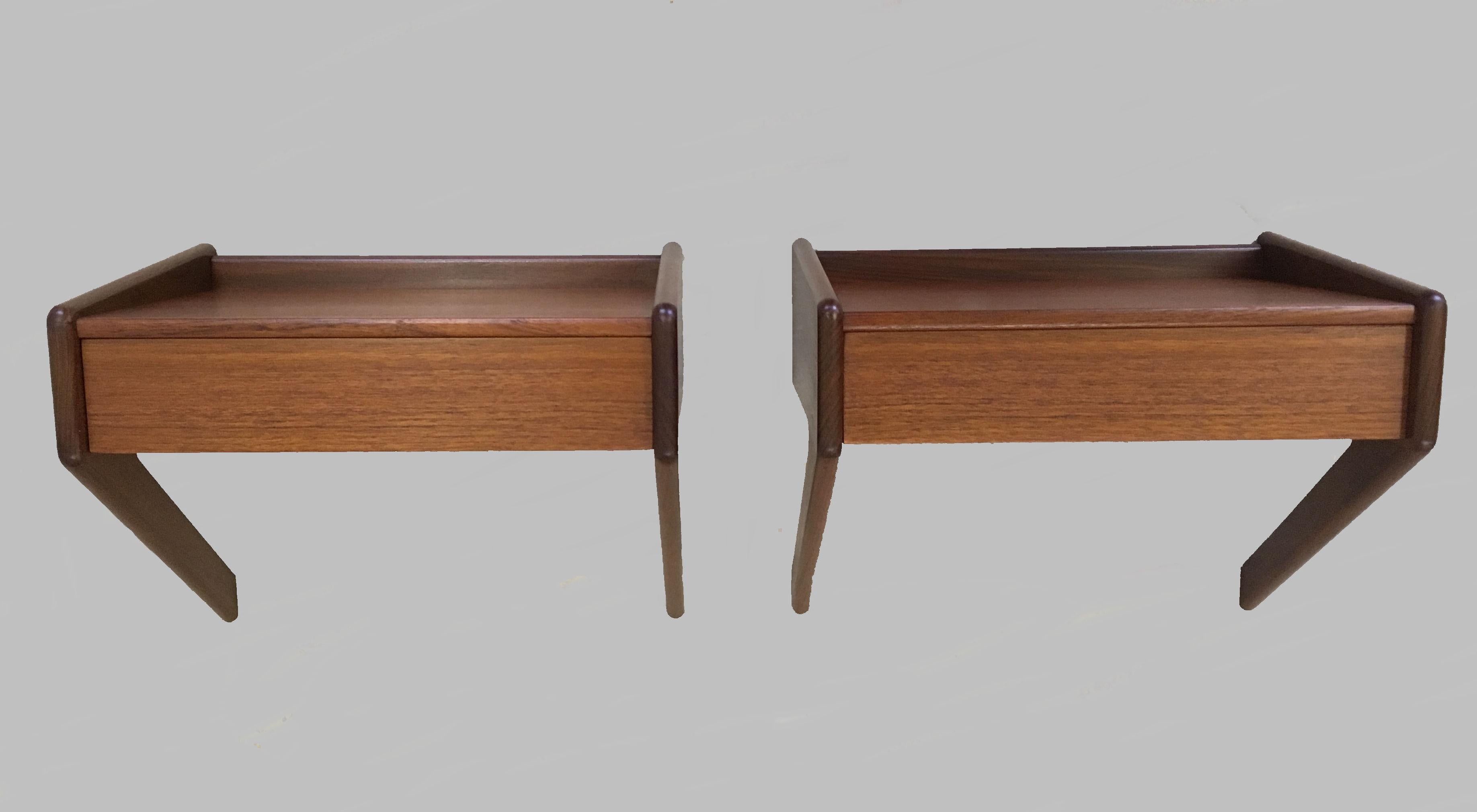 1960s set of two Danish Sigfred Omann floating nightstands in teak by Oelholm

A pair of floating nightstands or shelves in teak, each with a single drawer, designed by Sigfred Omann for Ølholm Møbelfabrik 

The nightstands have been checked,