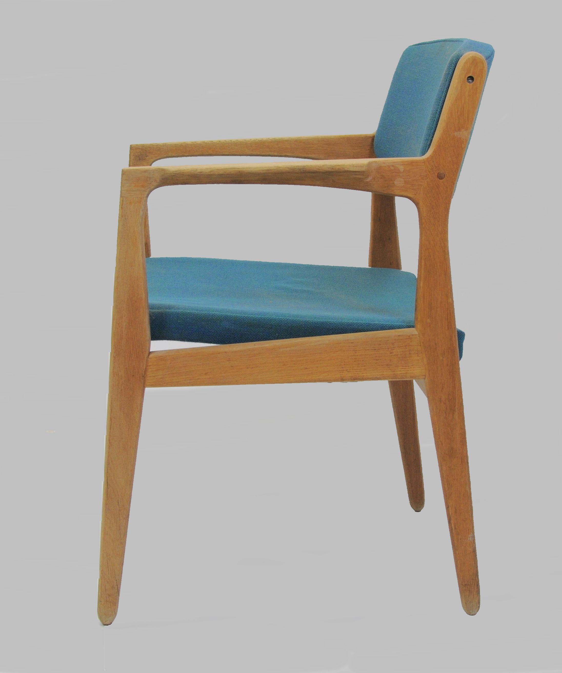 Scandinave moderne Deux fauteuils en chêne Erik Buch restaurés par Orum Mobler, choix de tissu d'ameublement en vente