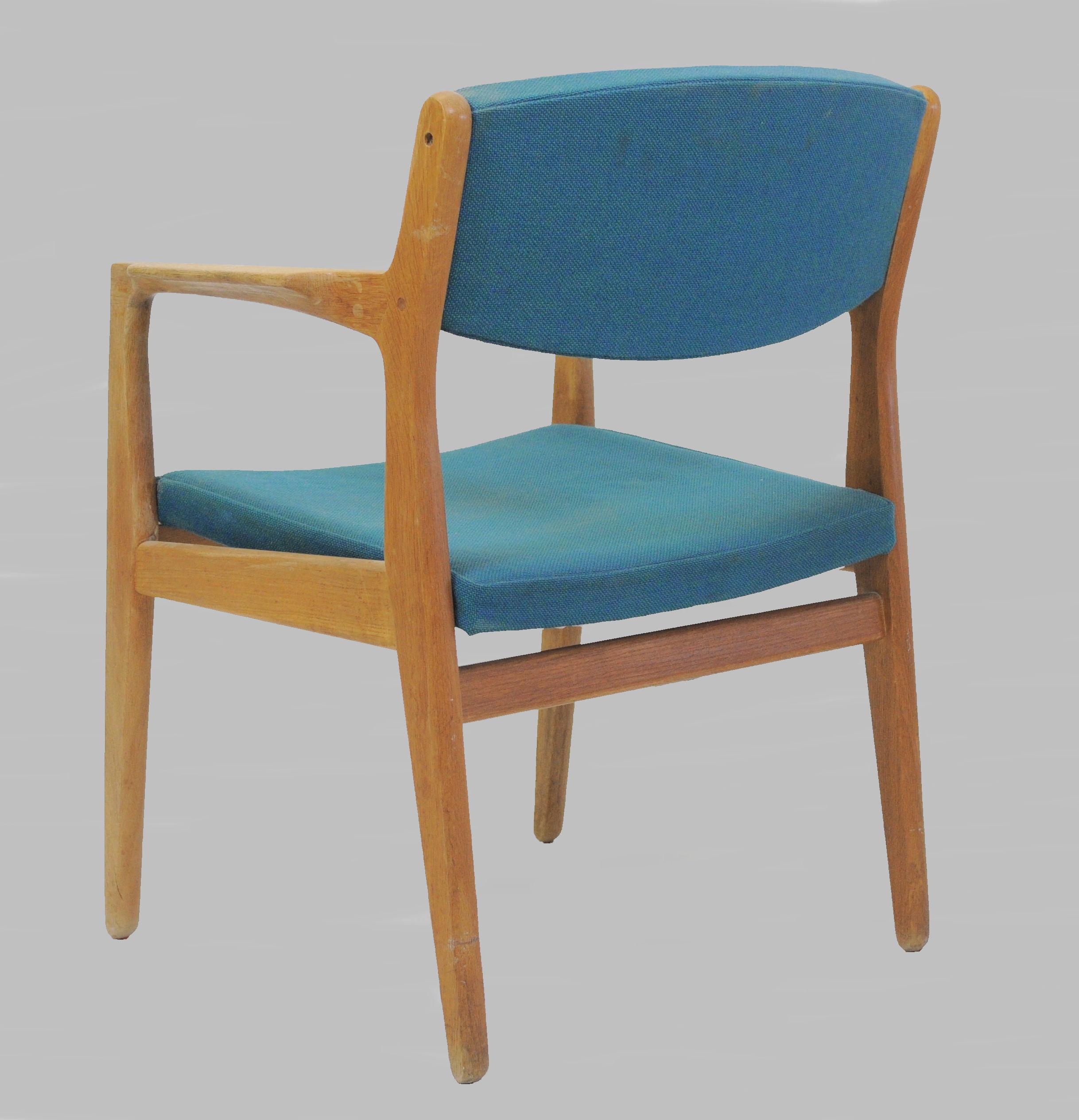 Danois Deux fauteuils en chêne Erik Buch restaurés par Orum Mobler, choix de tissu d'ameublement en vente