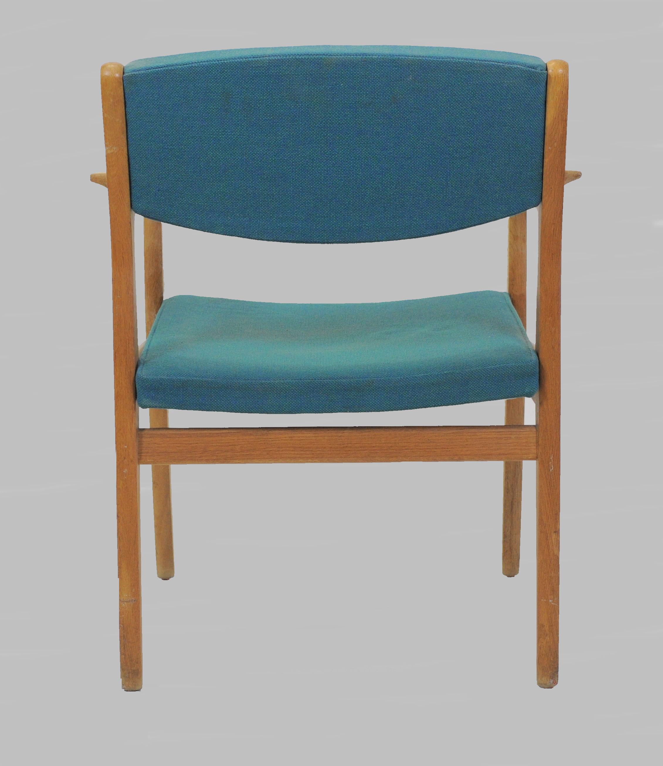 Travail du bois Deux fauteuils en chêne Erik Buch restaurés par Orum Mobler, choix de tissu d'ameublement en vente