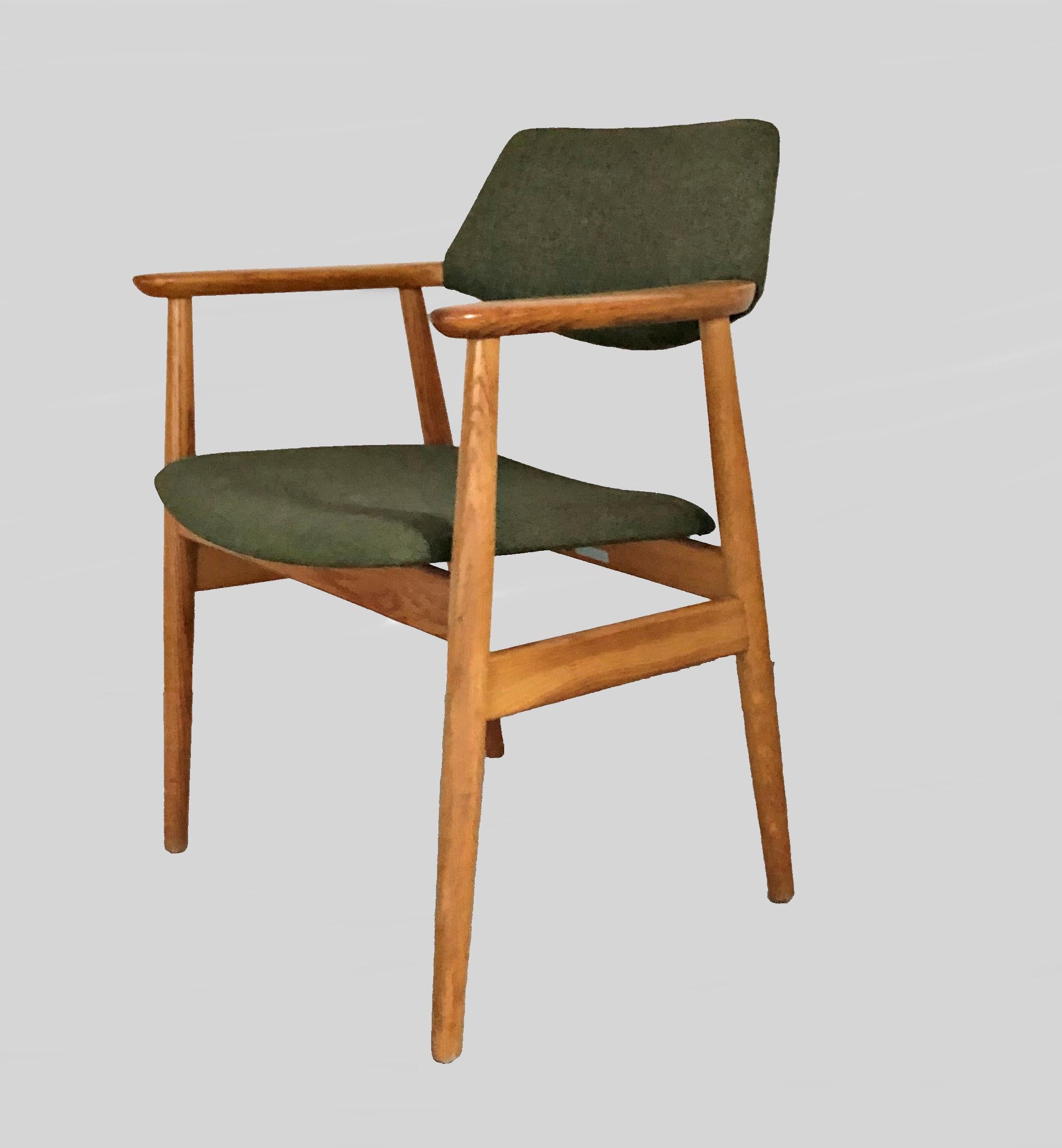 Danois Ensemble de deux fauteuils en chêne Erik Kirkegaard entièrement restaurés et recouverts de tissu vert, années 1960 en vente