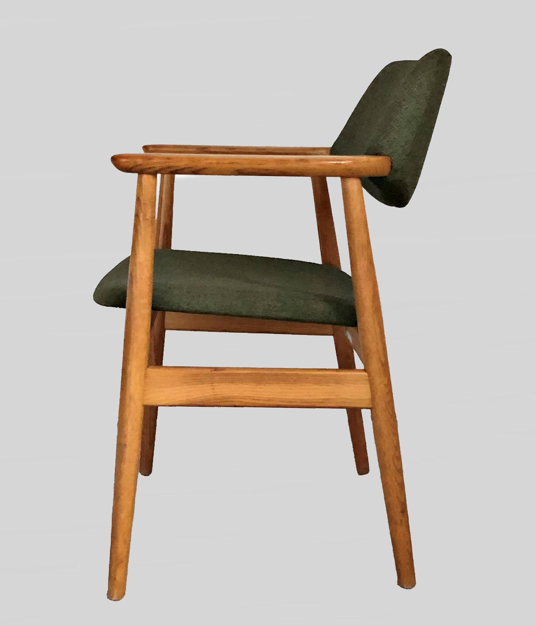 Travail du bois Ensemble de deux fauteuils en chêne Erik Kirkegaard entièrement restaurés et recouverts de tissu vert, années 1960 en vente