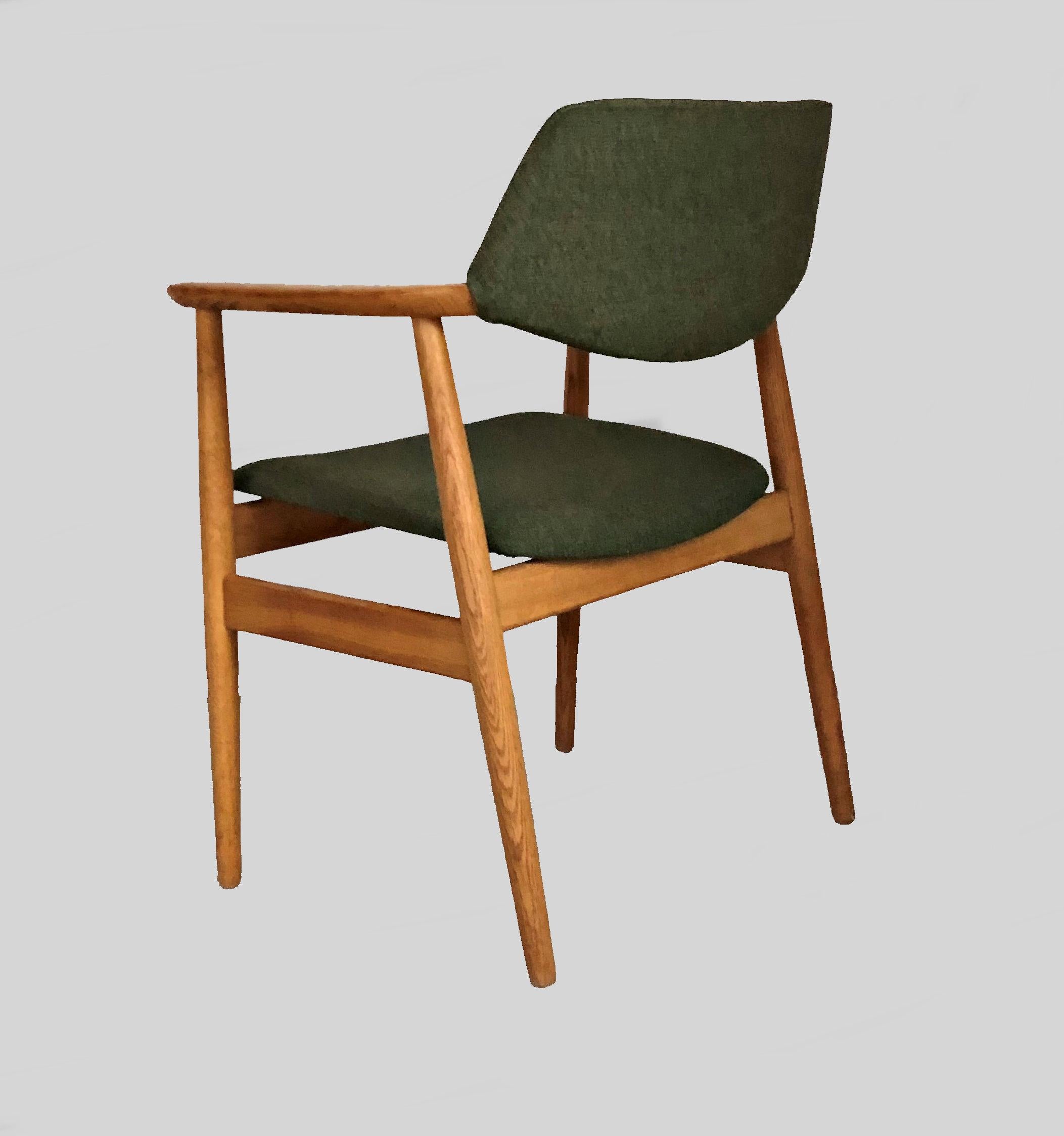 1960s Set of Two fully restored Erik Kirkegaard Oak Arm Chairs Green Upholstery In Good Condition For Sale In Knebel, DK
