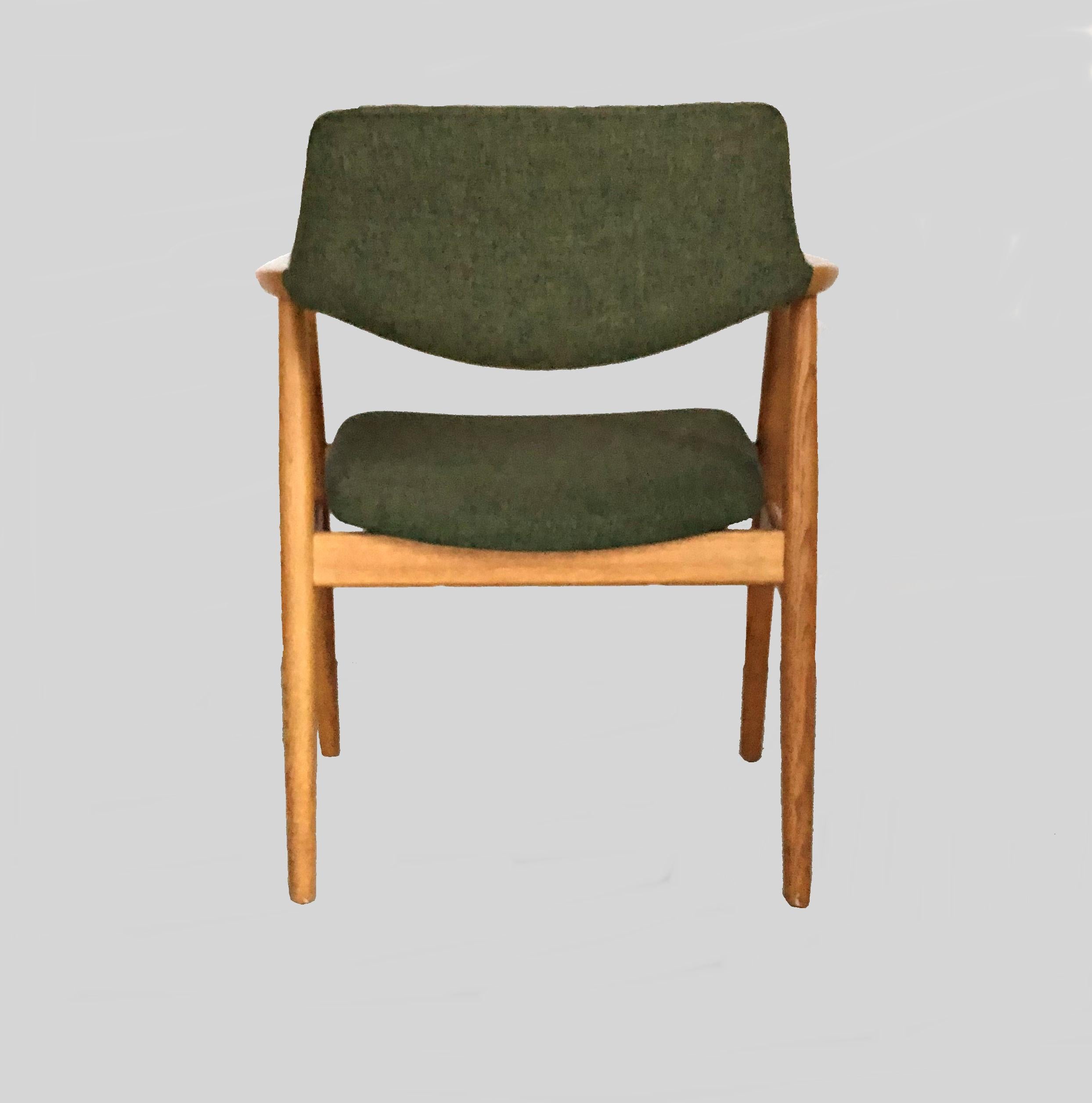 Milieu du XXe siècle Ensemble de deux fauteuils en chêne Erik Kirkegaard entièrement restaurés et recouverts de tissu vert, années 1960 en vente