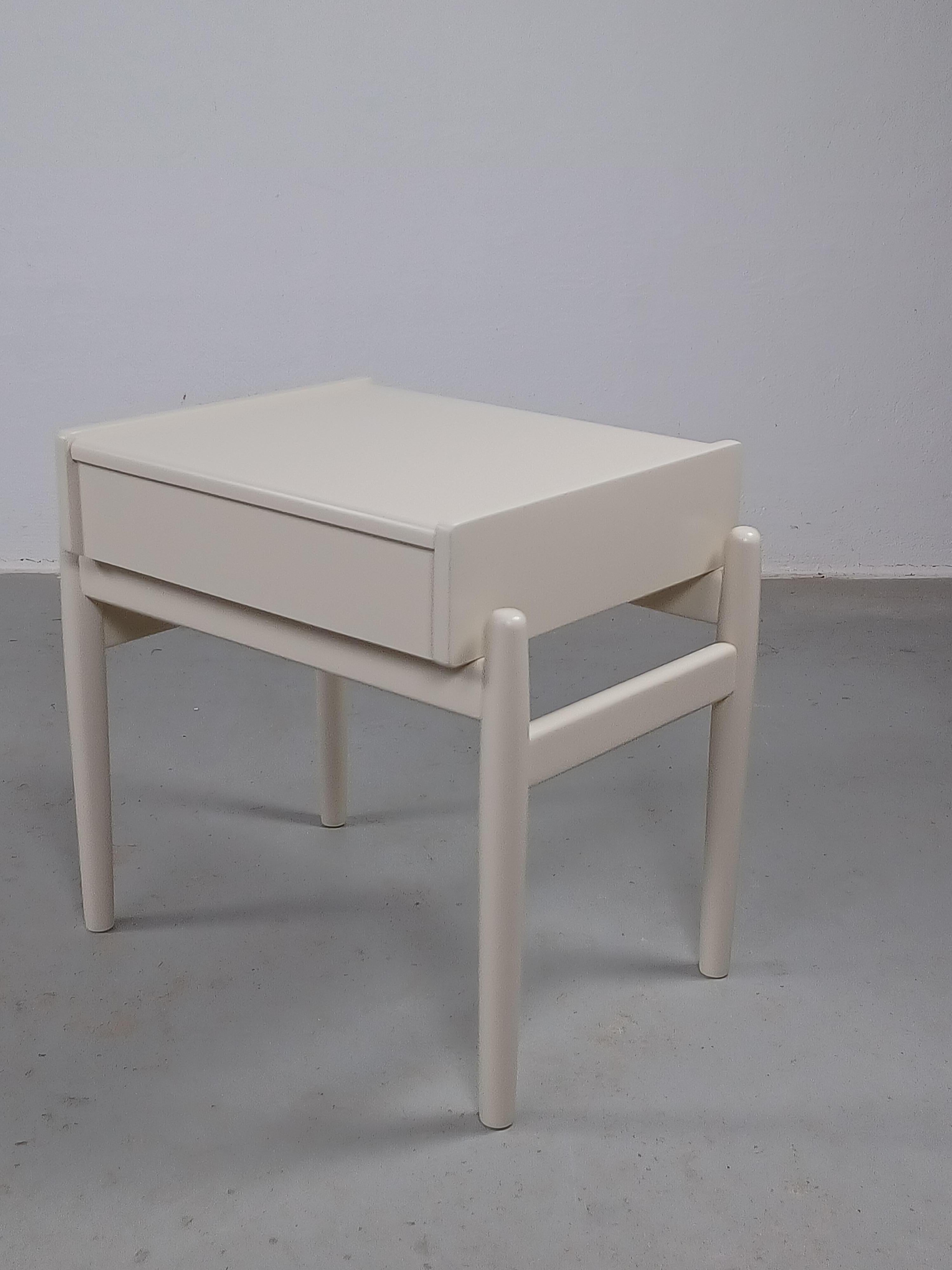 1960s Set of Two Fully Restored White Nightstands For Sale 2