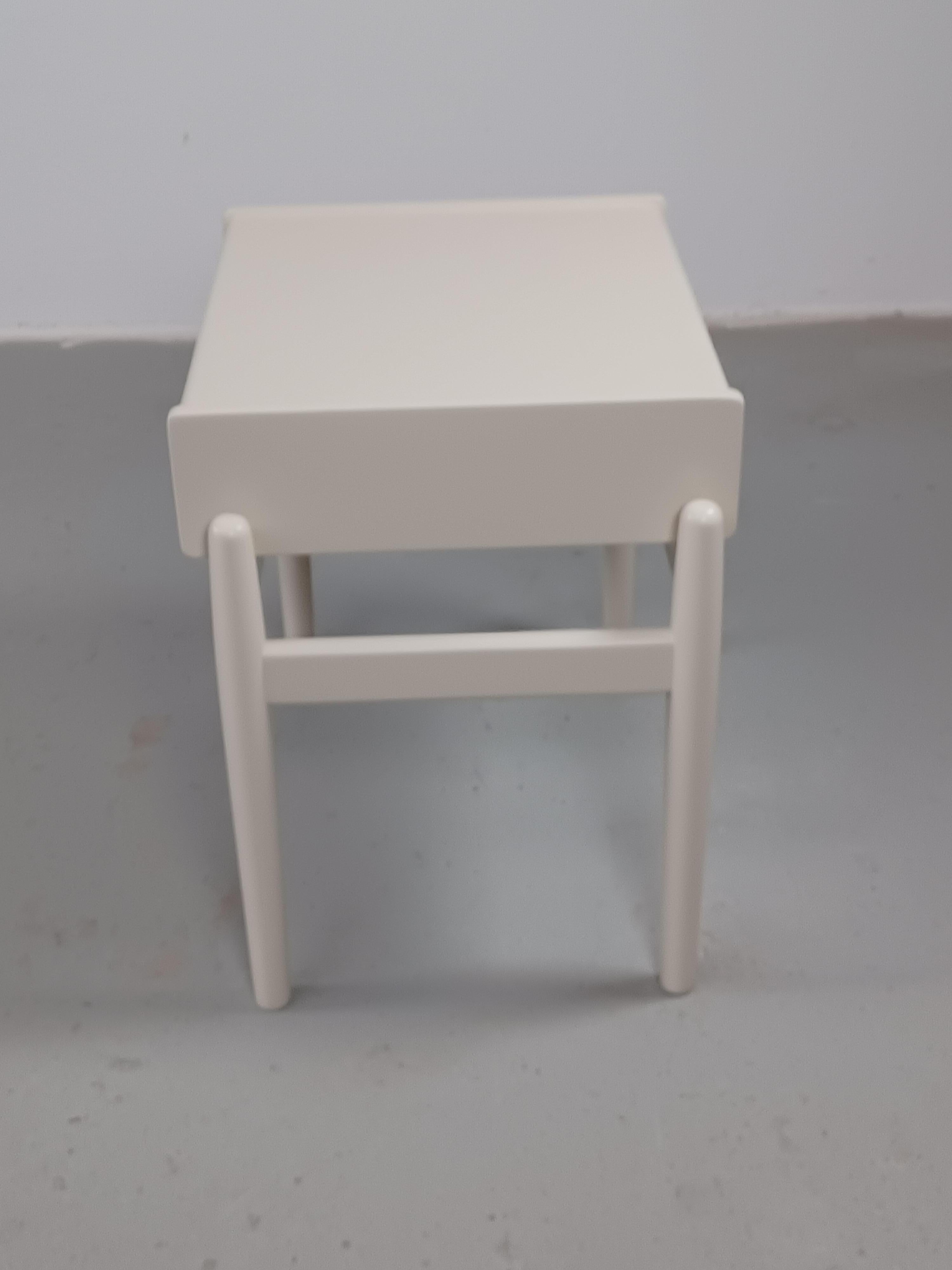 1960s Set of Two Fully Restored White Nightstands For Sale 3