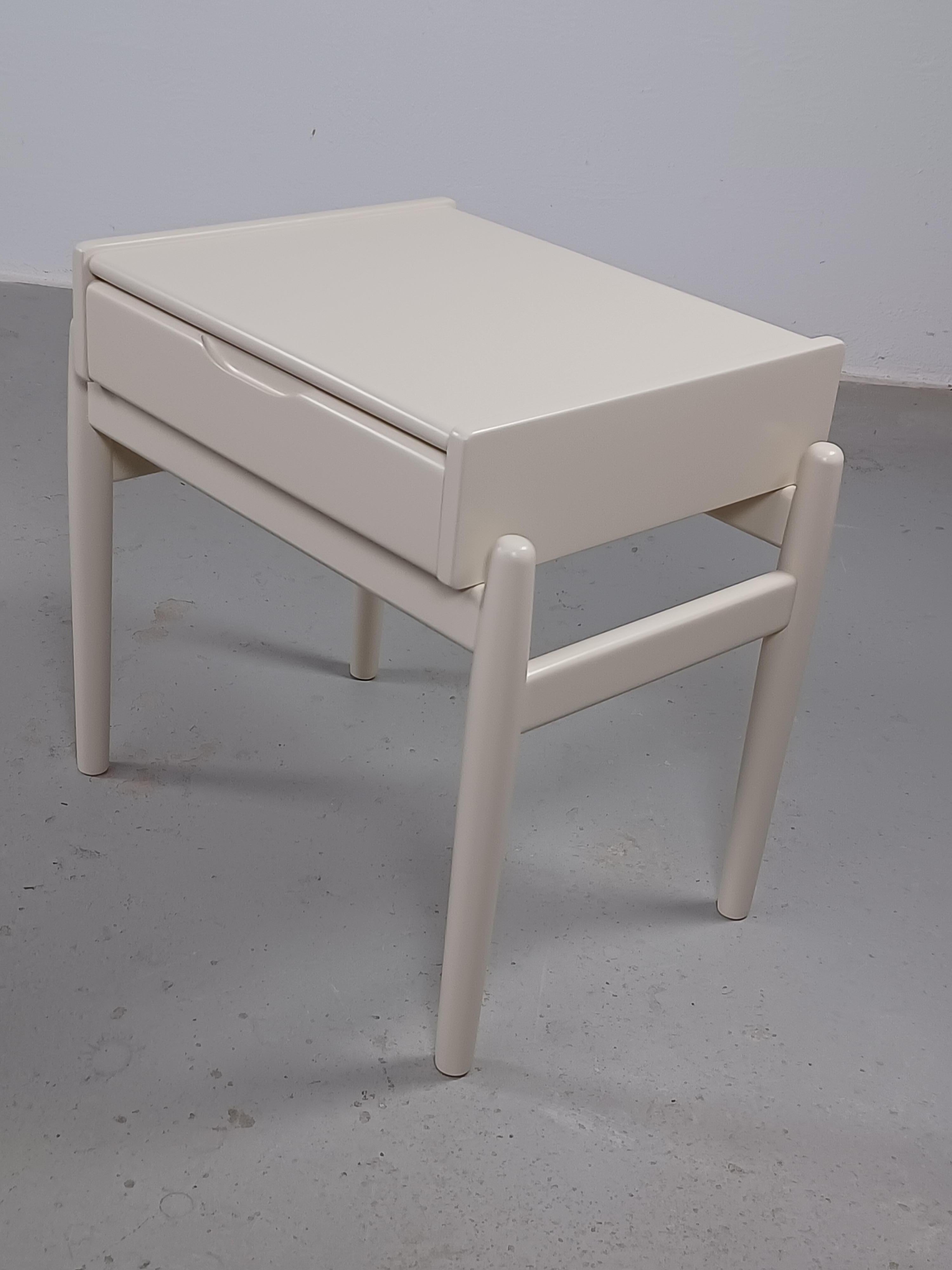 Varnished 1960s Set of Two Fully Restored White Nightstands For Sale