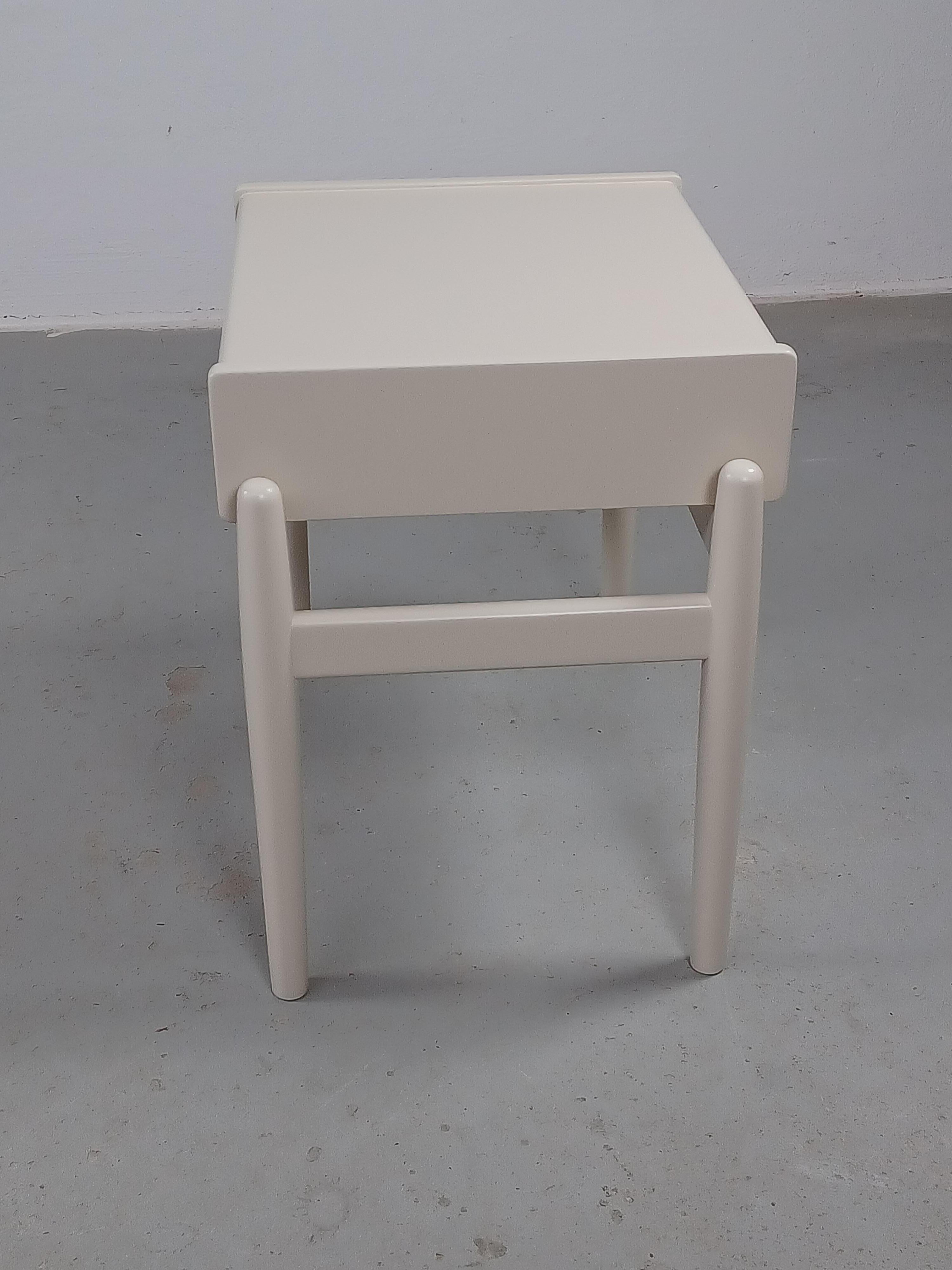 1960s Set of Two Fully Restored White Nightstands In Excellent Condition For Sale In Knebel, DK