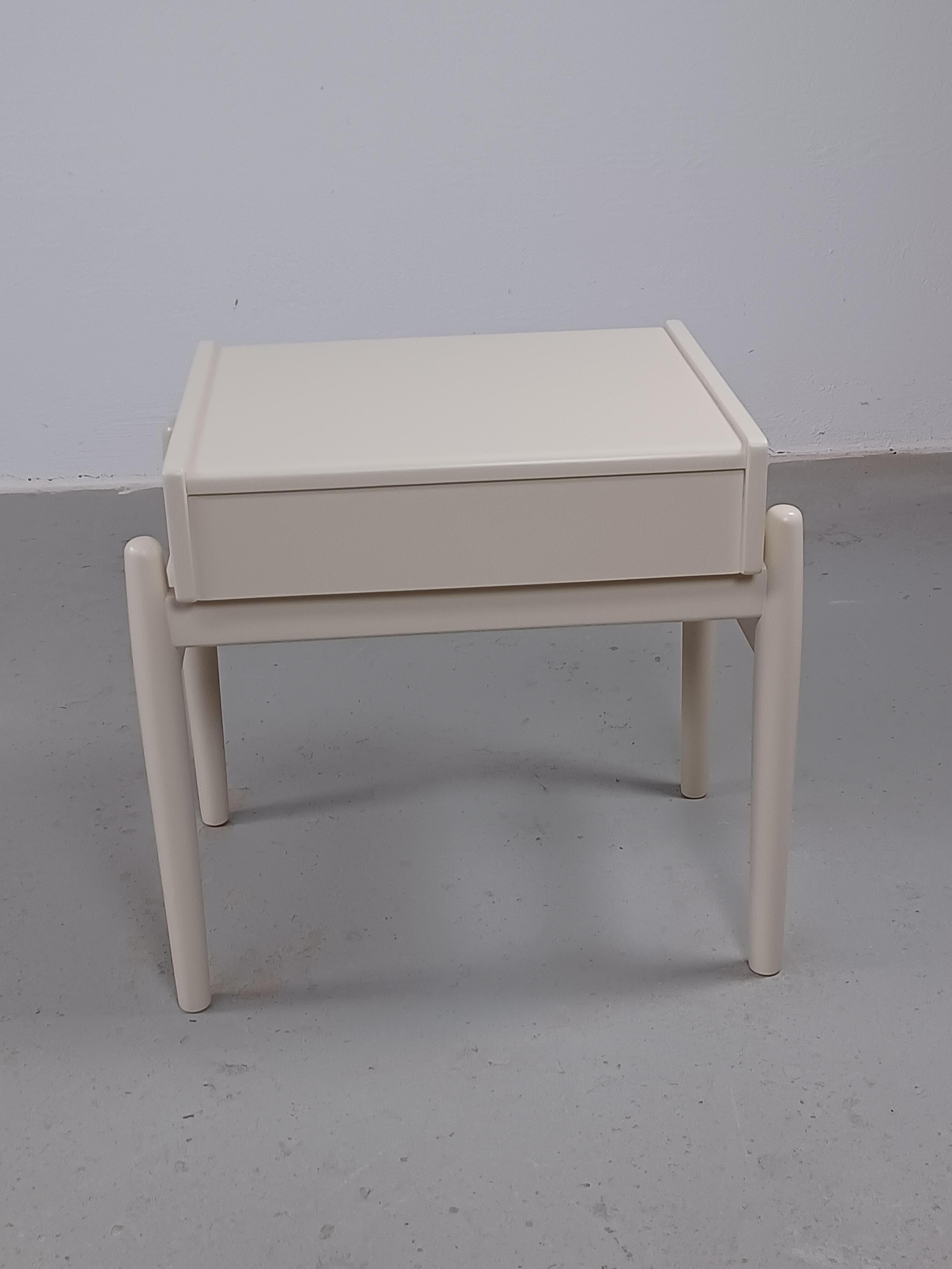 1960s Set of Two Fully Restored White Nightstands For Sale 1