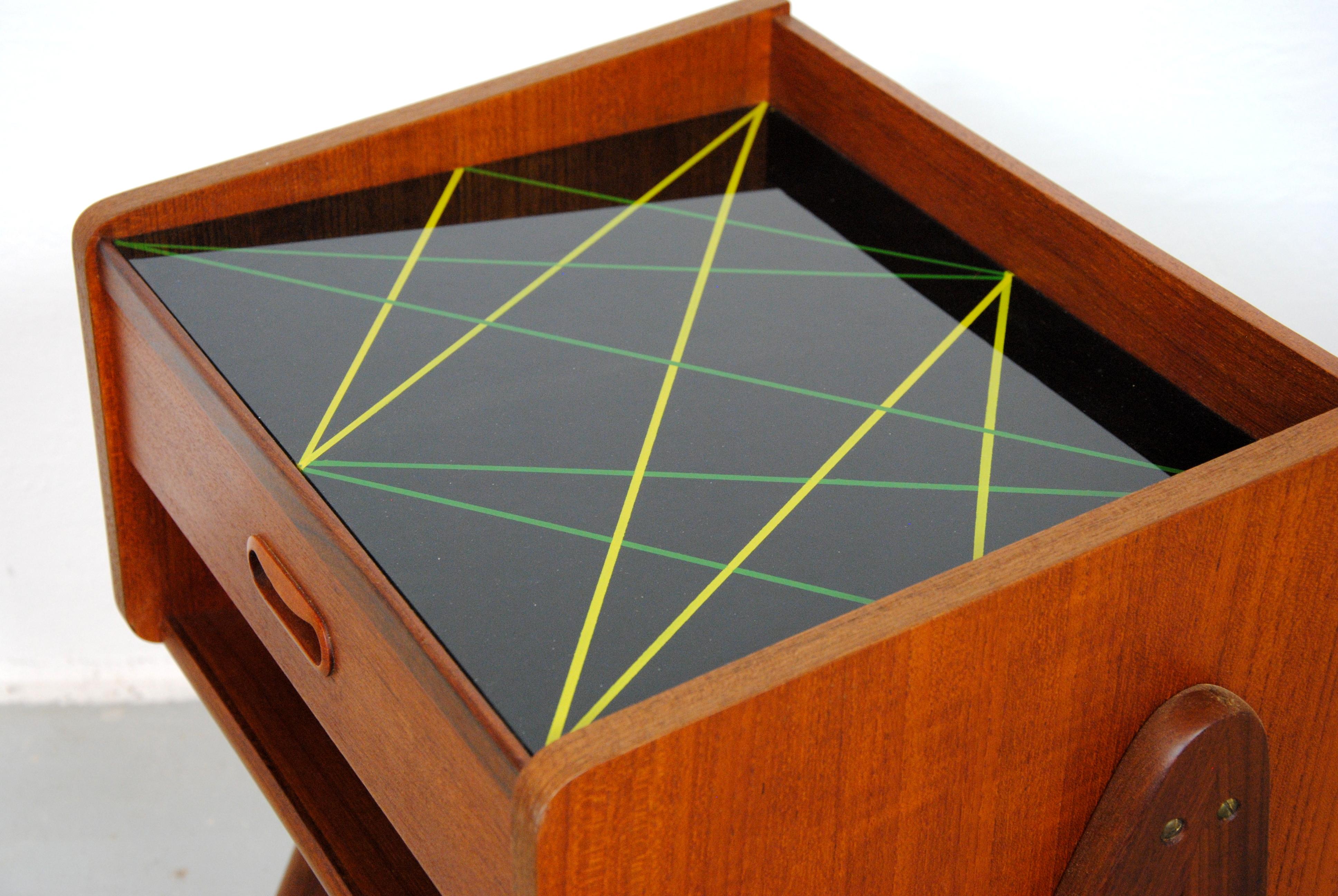 Mid-Century Modern Ensemble de deux tables de nuit en teck entièrement restaurées avec tablettes en verre décorées des années 1960 en vente