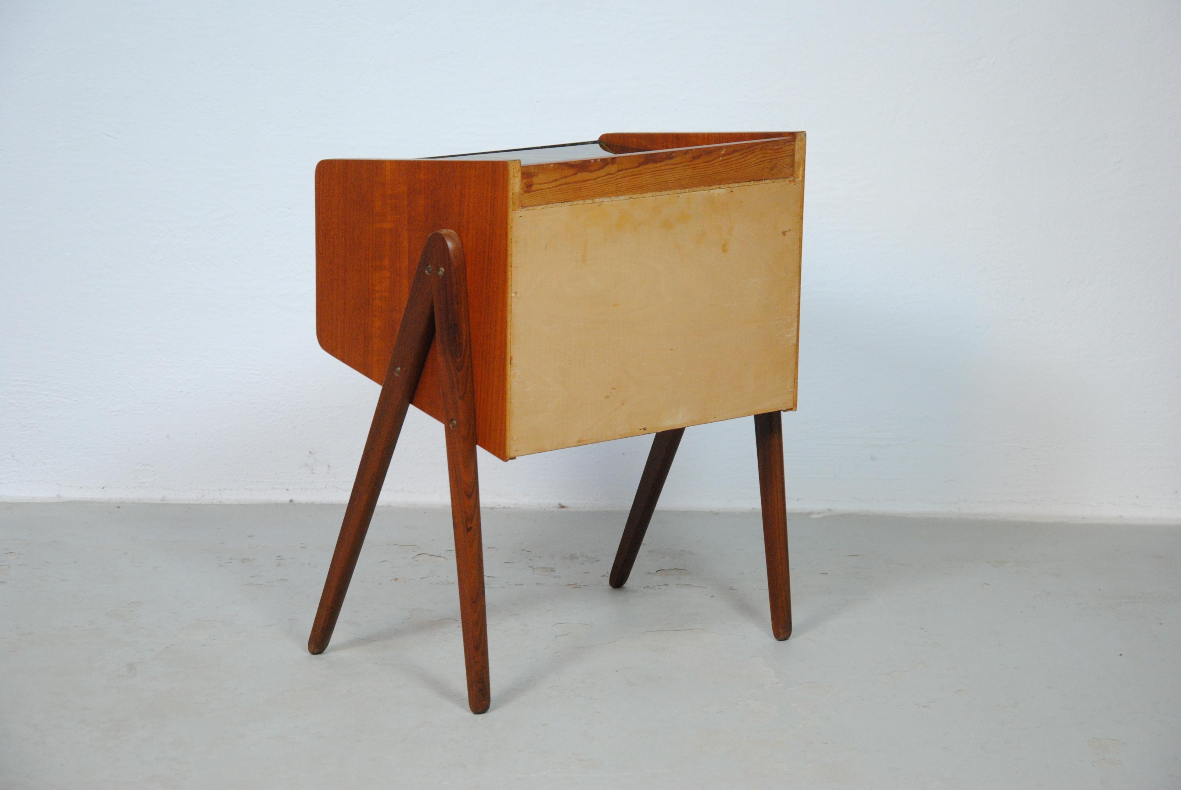 Danois Ensemble de deux tables de nuit en teck entièrement restaurées avec tablettes en verre décorées des années 1960 en vente