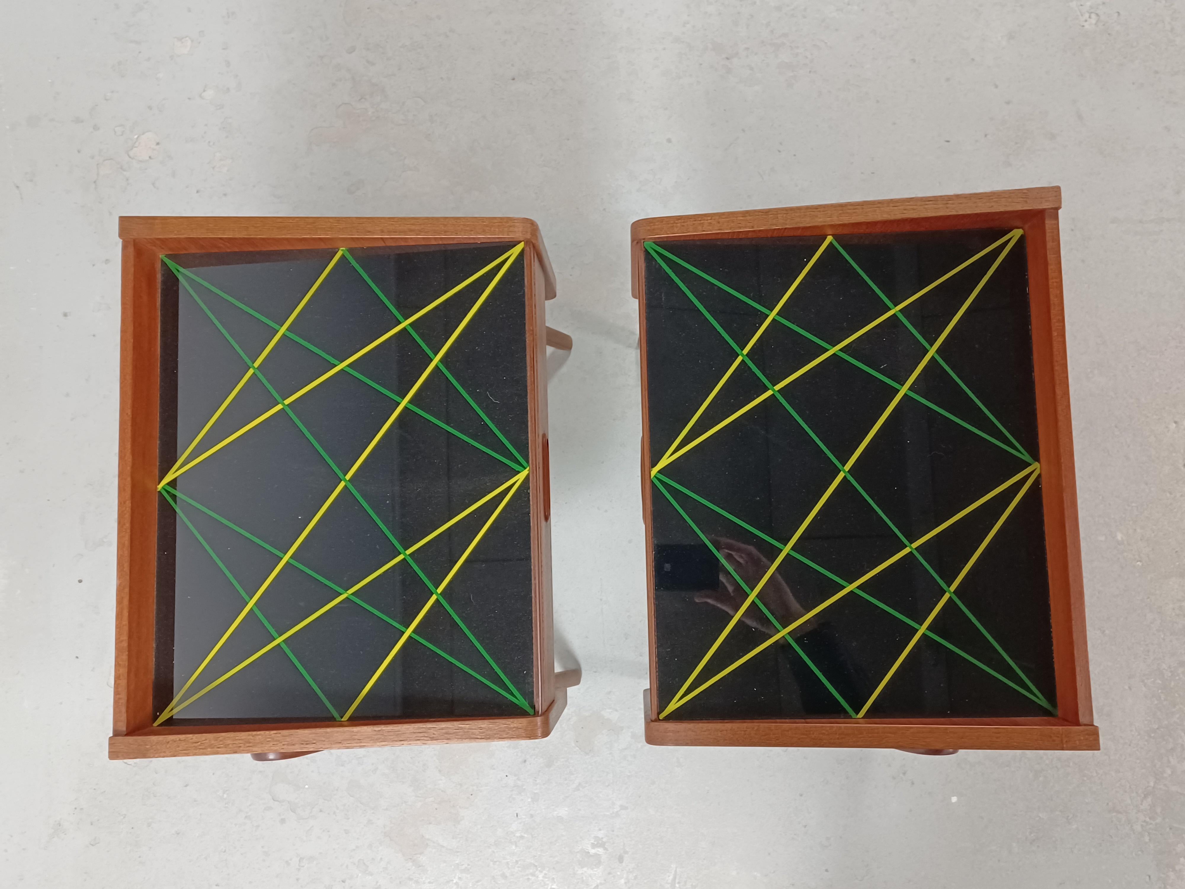 Milieu du XXe siècle Ensemble de deux tables de nuit en teck entièrement restaurées avec tablettes en verre décorées des années 1960 en vente