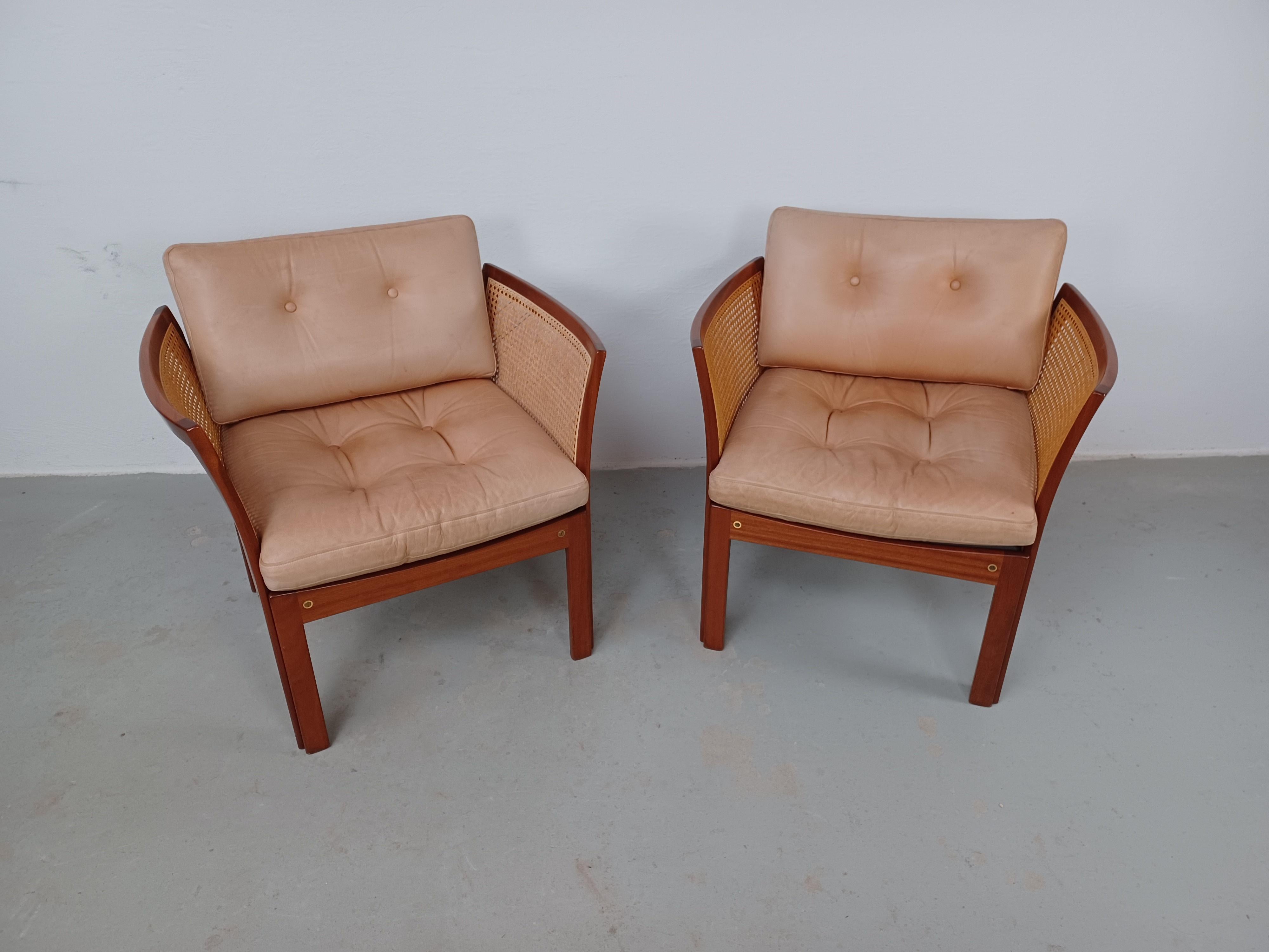 1960er Satz von zwei Illum Vikkelso Plexus Sesseln aus Palisanderholz von CFC Silkeborg

Die Plexus-Stuhlserie, bestehend aus einem Sessel, einem Sofa, einem Couchtisch und einem Beistelltisch, wurde in den 1960er Jahren von Illum Wikkelsø entworfen