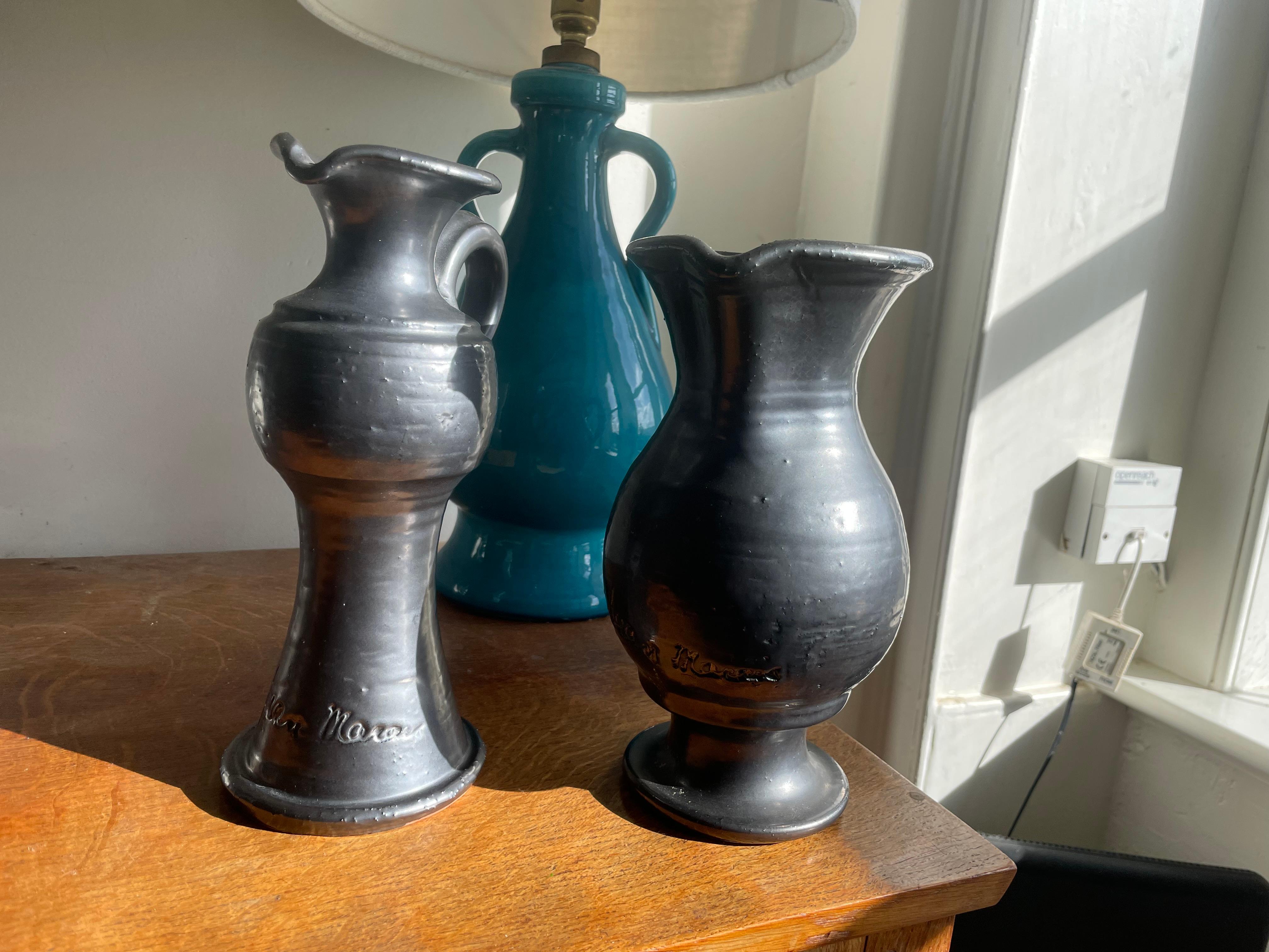 Elegante coppia di vasi dell'attore e ceramista francese Jean Marais. Realizzato presso l'Atelier A Vallauris in Costa Azzurra. Marais era il compagno del famoso artista francese Jean Cocteau. I due hanno lavorato insieme in molti dei film