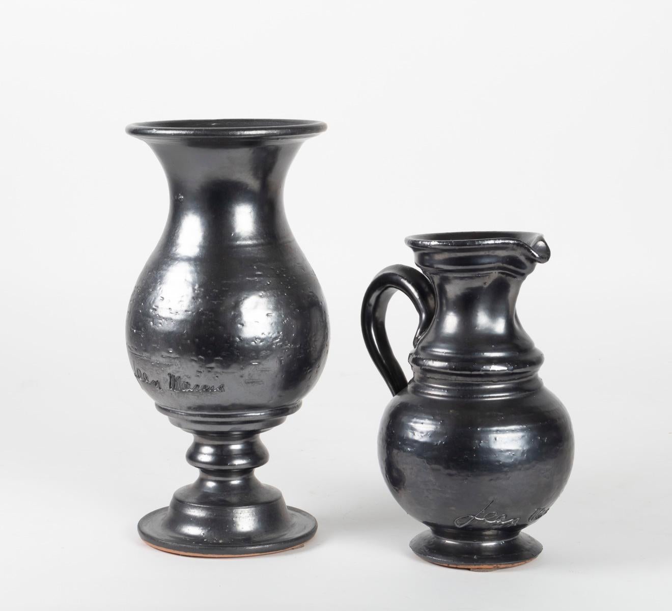 Milieu du XXe siècle Ensemble de deux vases et cruches en céramique émaillée noire Jean Marais des années 1960 en vente